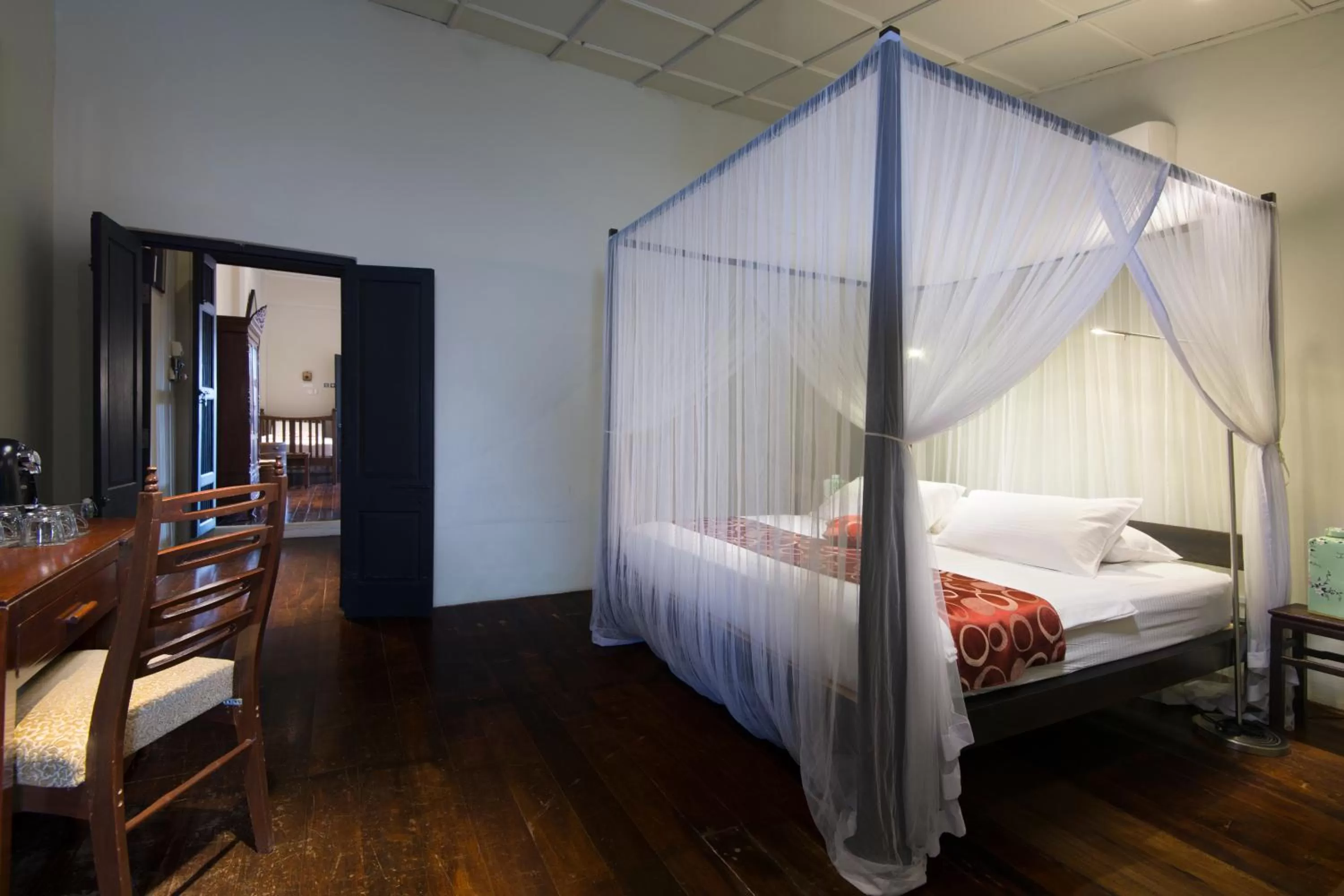 Photo of the whole room, Bed in Noordin Mews