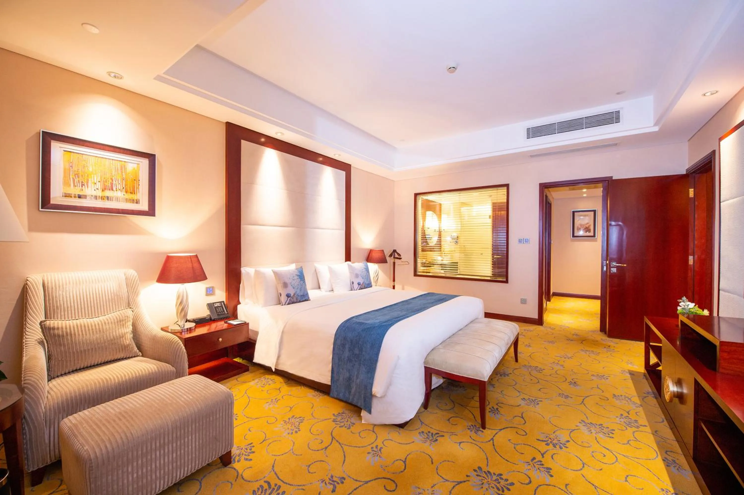 Photo of the whole room, Bed in Howard Johnson Tropical Garden Plaza Kunming Chenggong