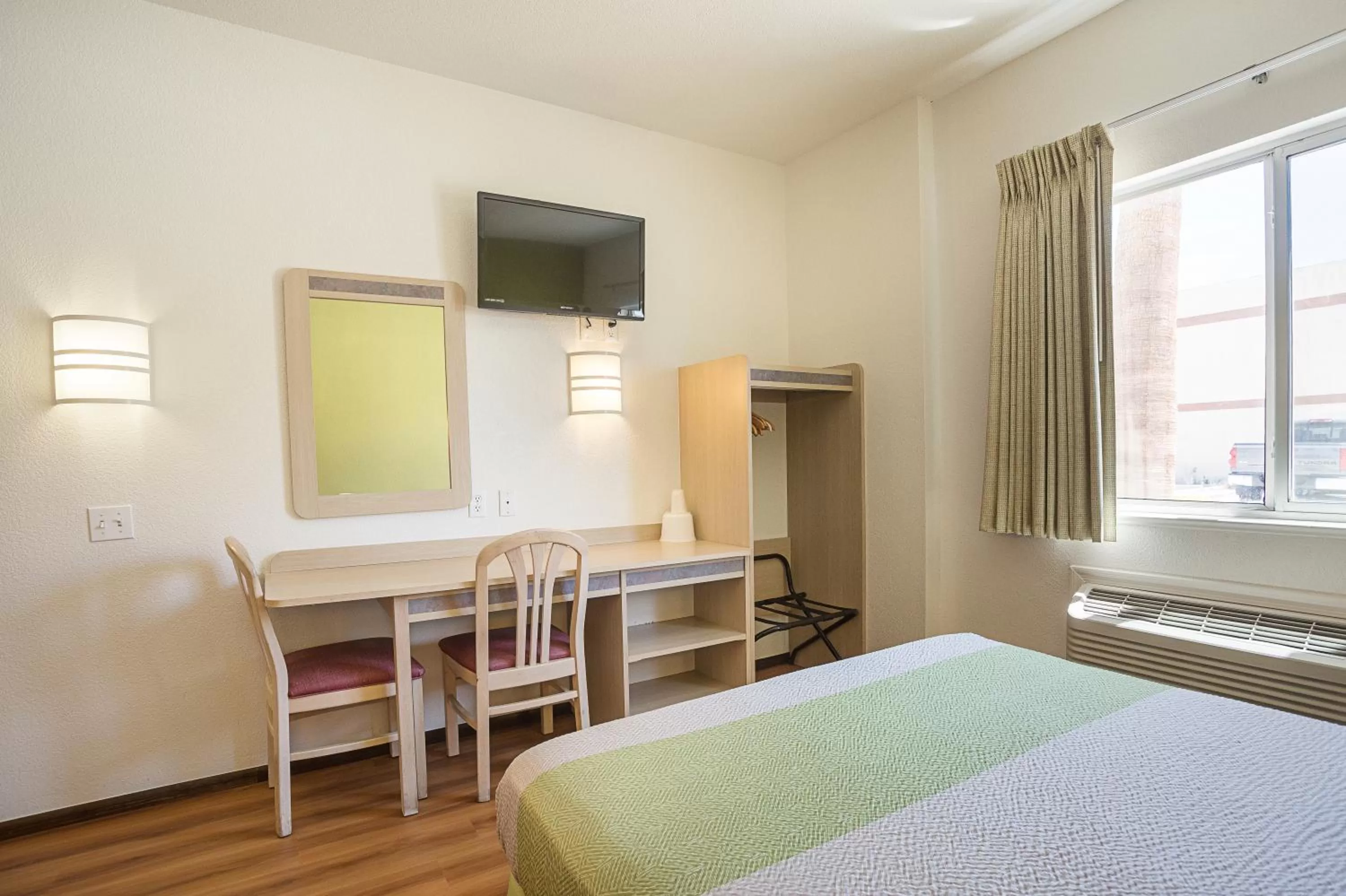 TV and multimedia, Bed in Lakeside Inn Lake Havasu City