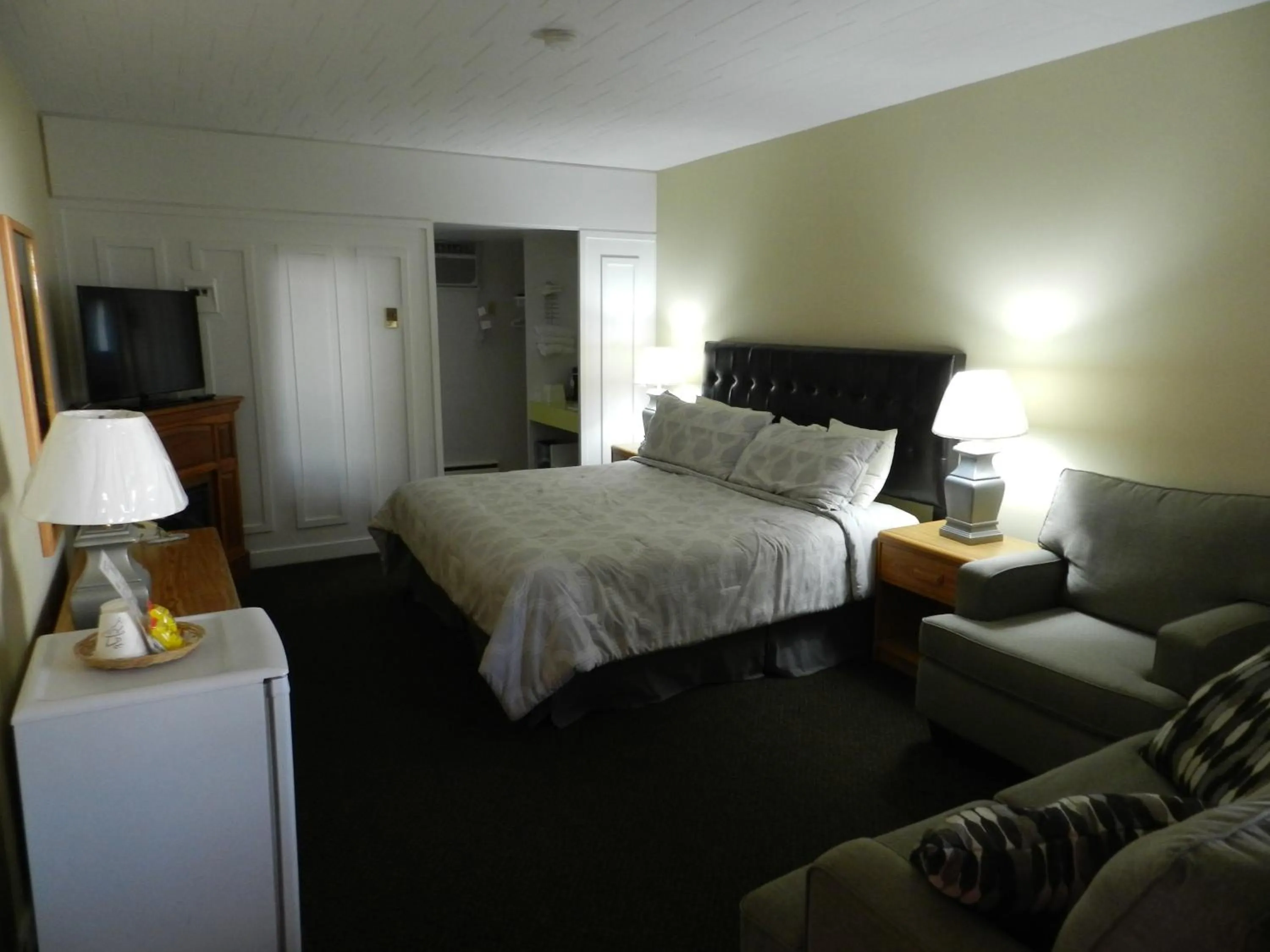 Bed in Kings Inn Near the Falls