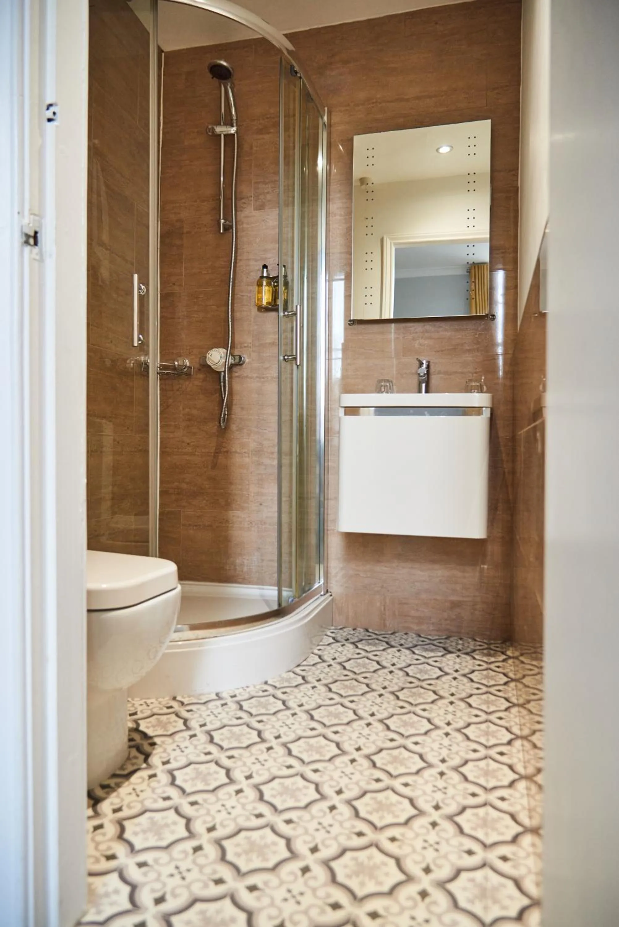 Bathroom in Kenilworth Hotel