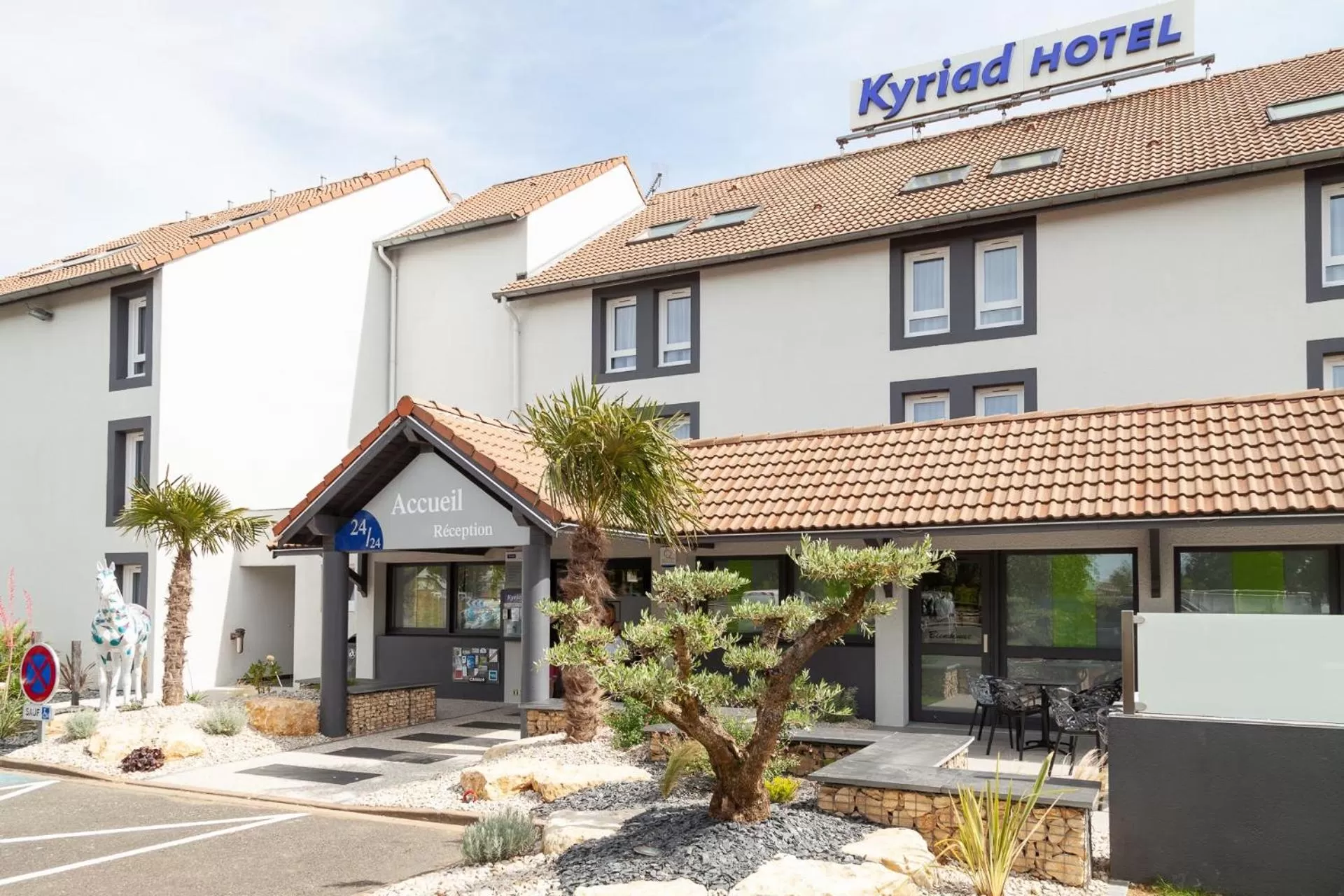 Patio in Kyriad Niort-Espace MendesFrance