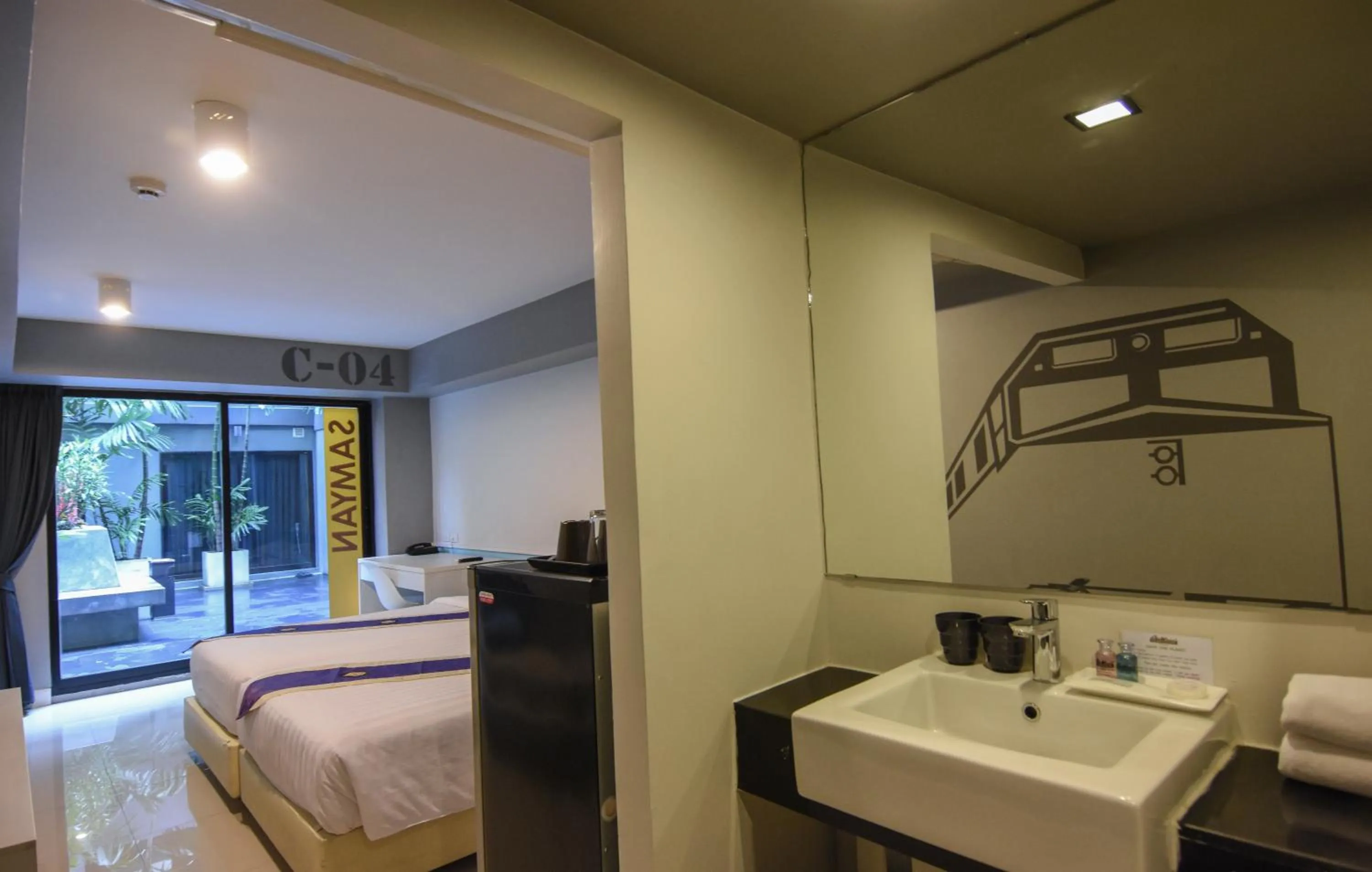 Photo of the whole room, Bed in iSanook Bangkok