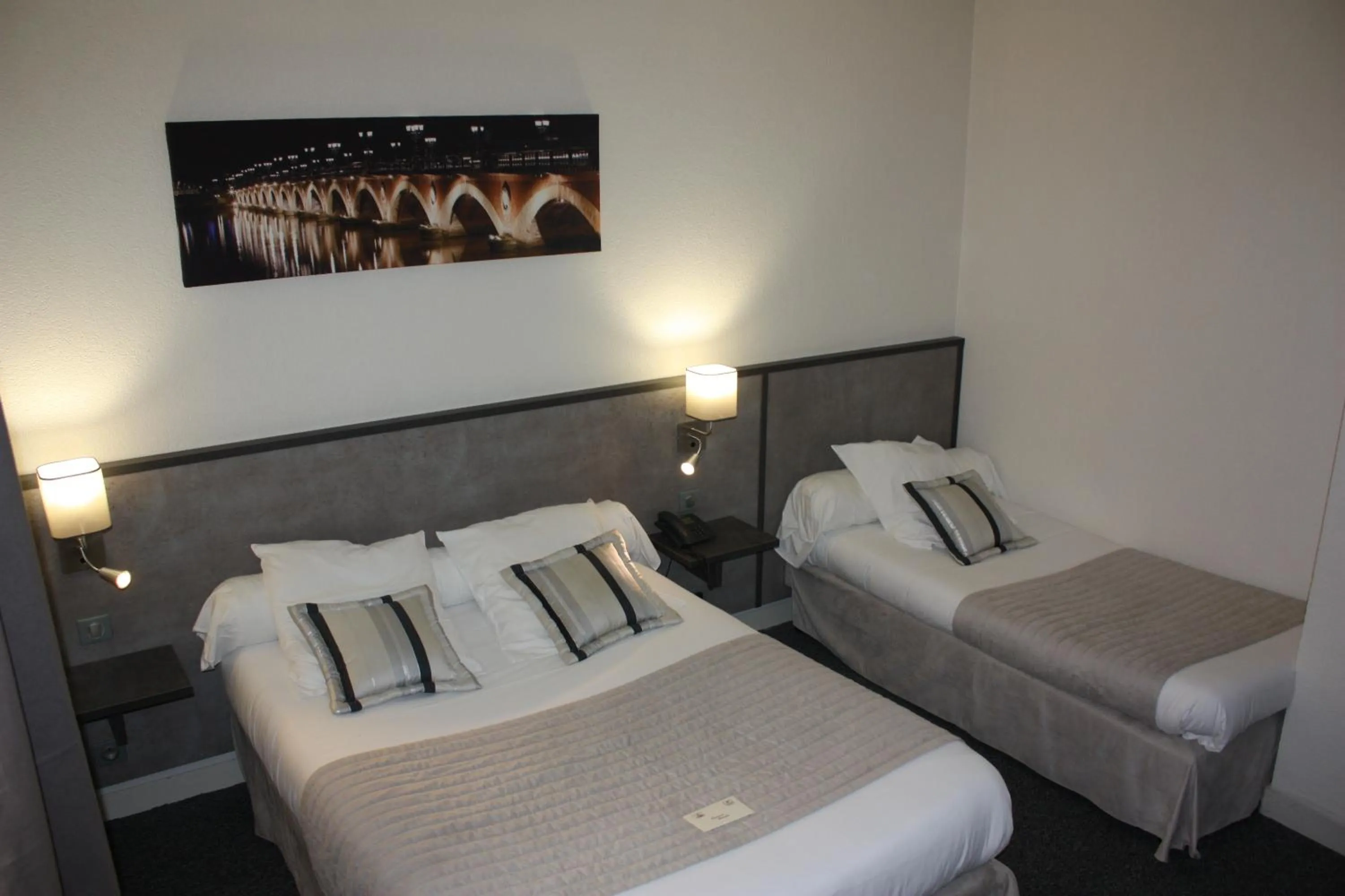 Bed in Logis Hôtel Restaurant La Citadelle