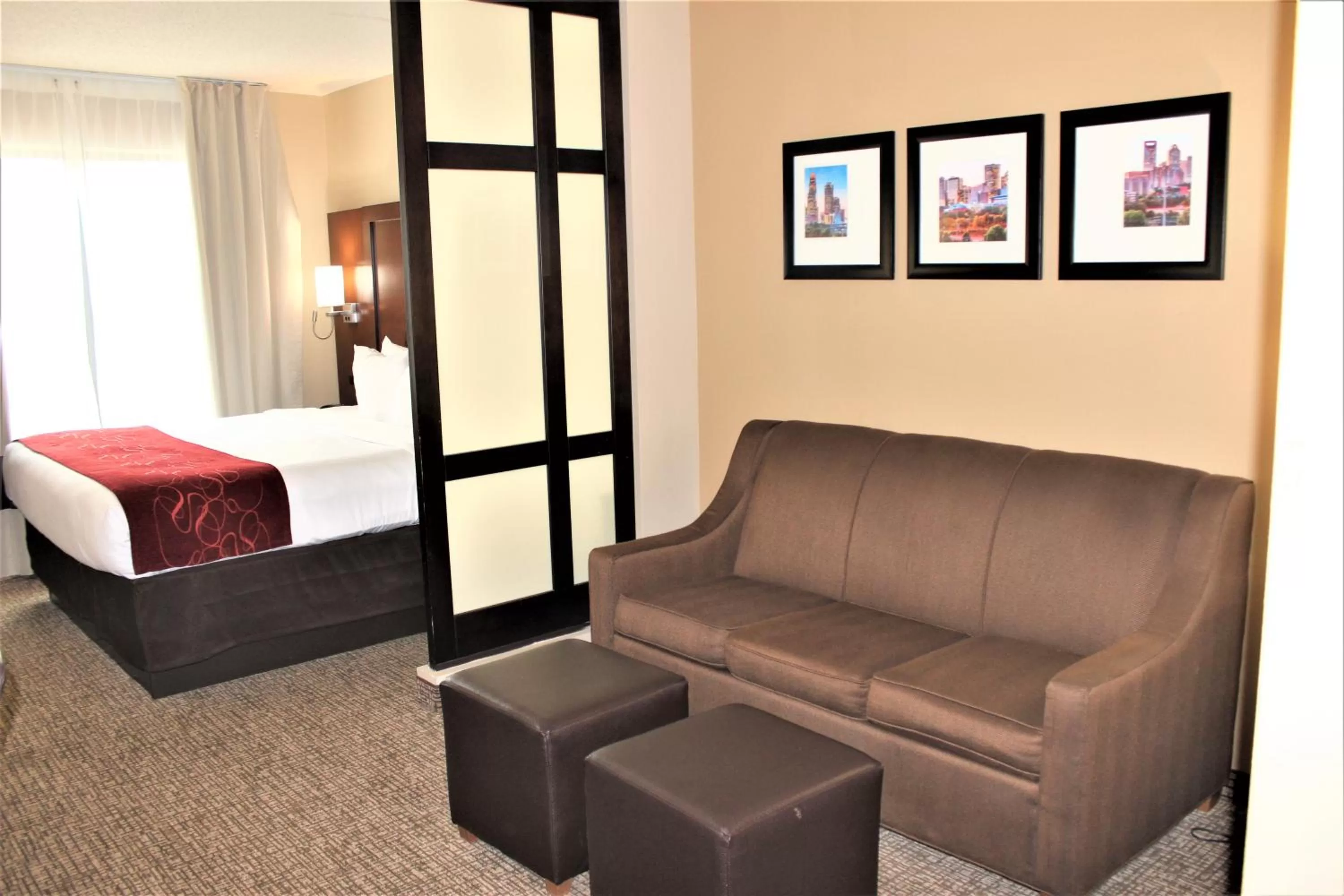 Seating area, Bed in Comfort Suites Huntersville near Lake Norman