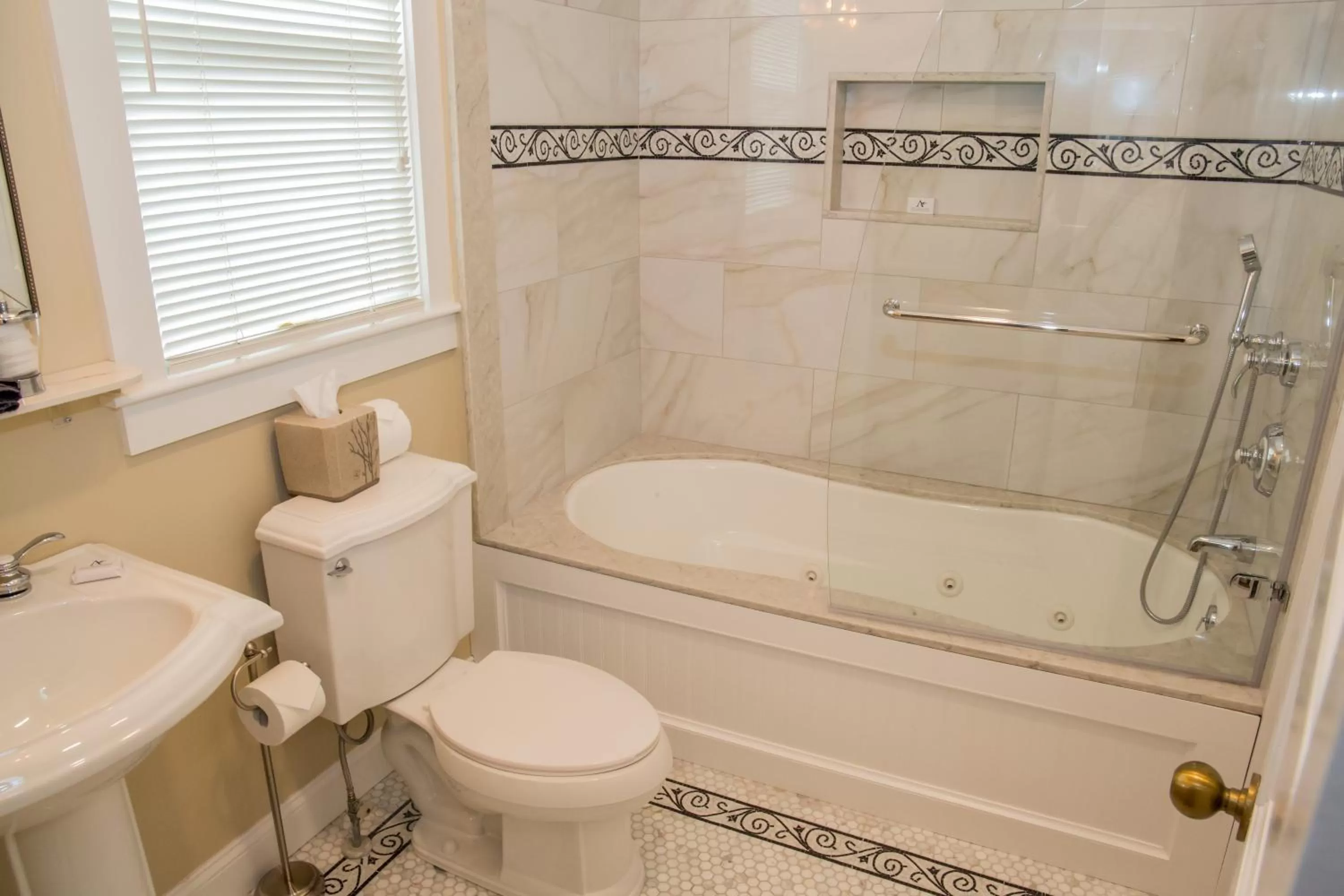 Bathroom in Almondy Inn Bed & Breakfast