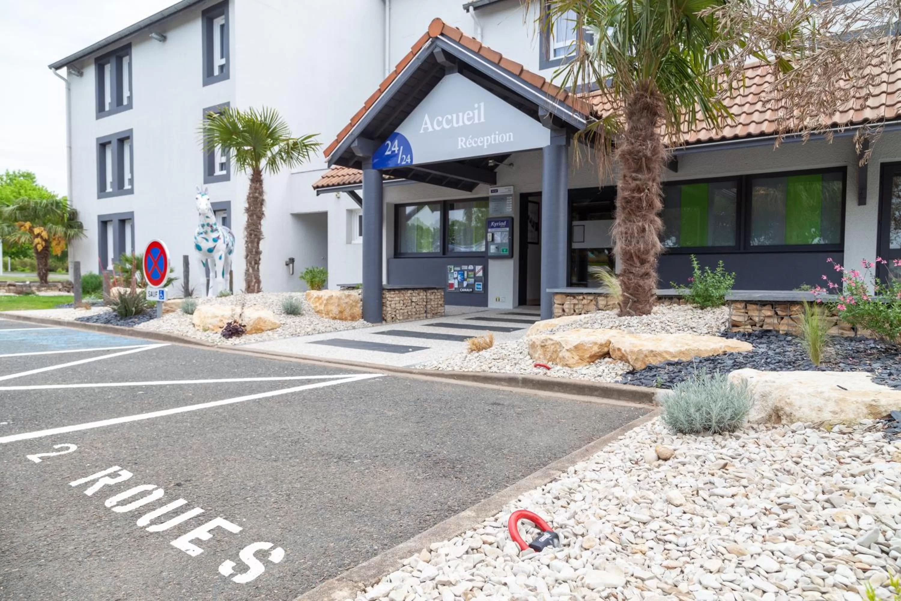 Facade/entrance in Kyriad Niort-Espace MendesFrance