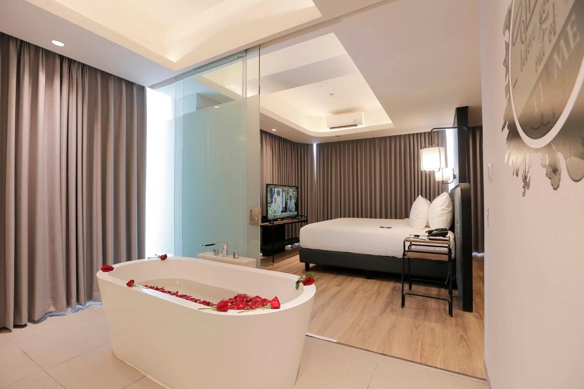 Bath, Bed in Luminor Hotel Purwokerto By WH
