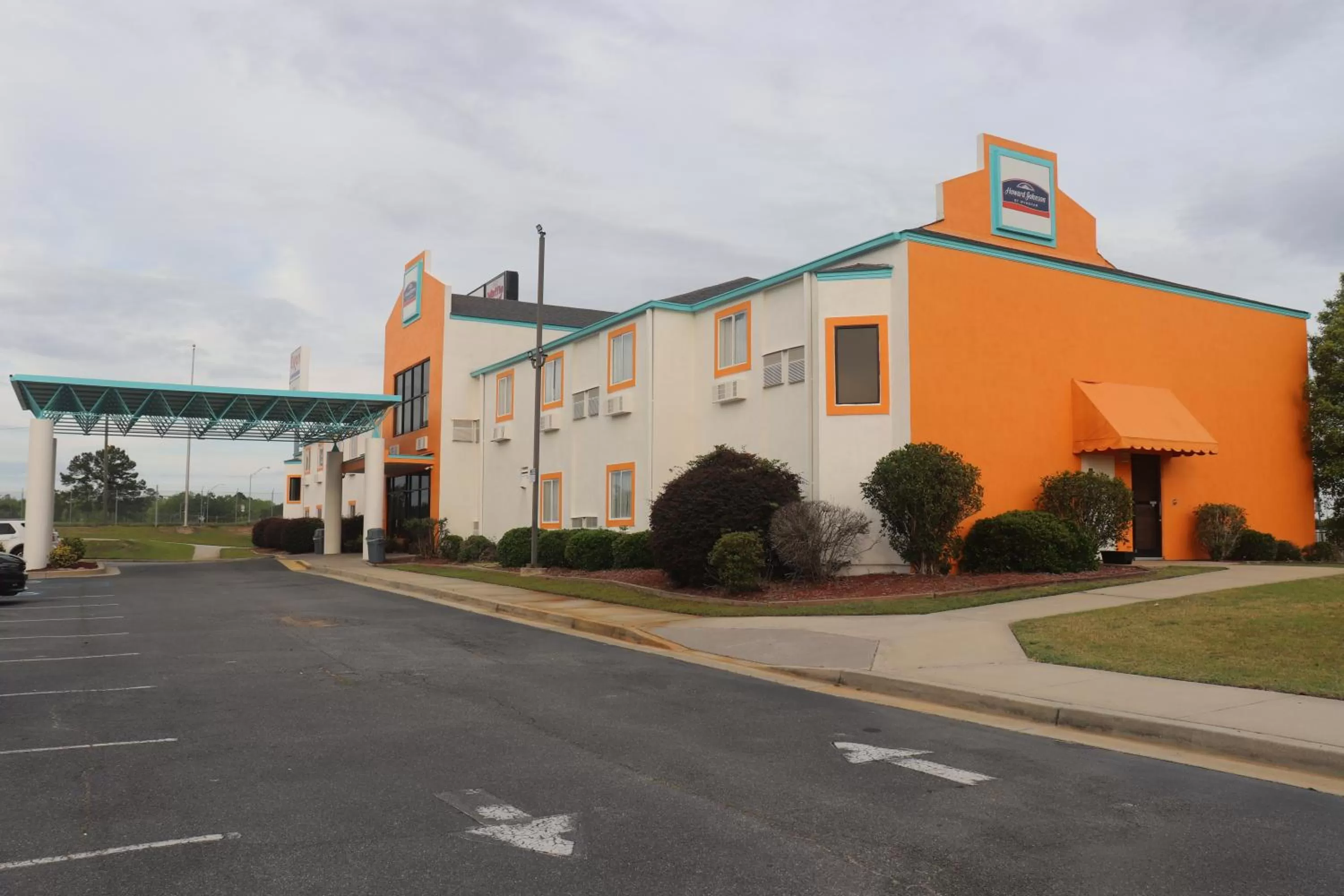Property building in Howard Johnson by Wyndham Tifton GA I-75