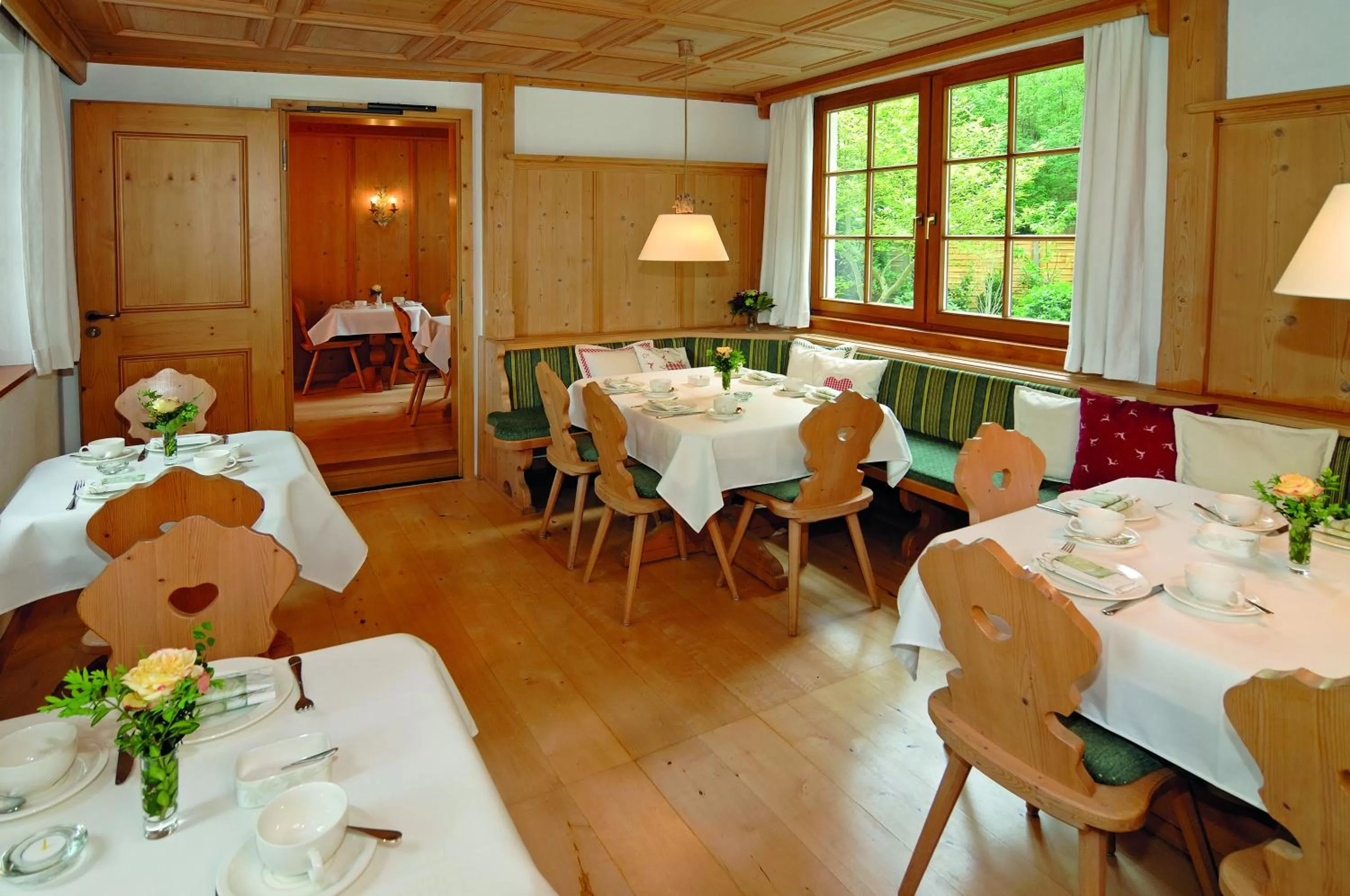Buffet breakfast in Hotel Alpenhof - ruhige Wohlfühloase zwischen München, dem Fünf-Seenland und den Bergen, in S-Bahnnähe