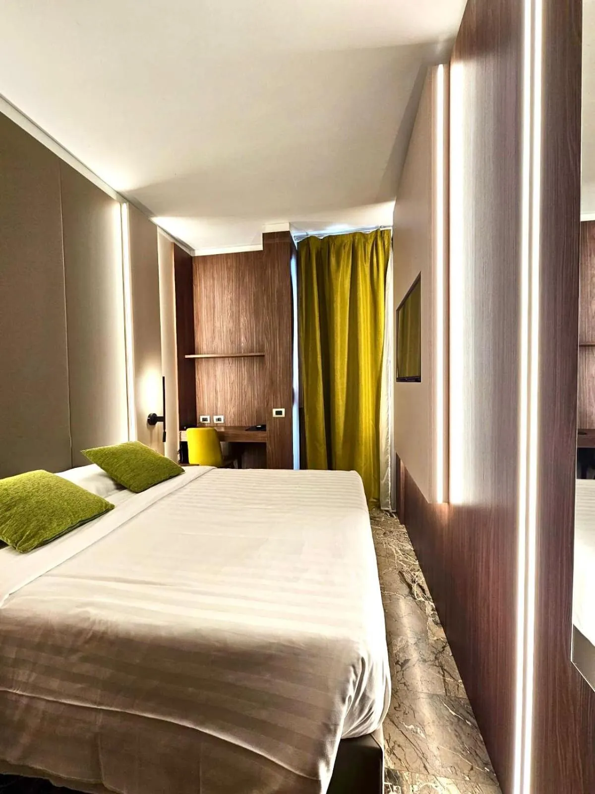 Bedroom, Bed in Canova Hotel