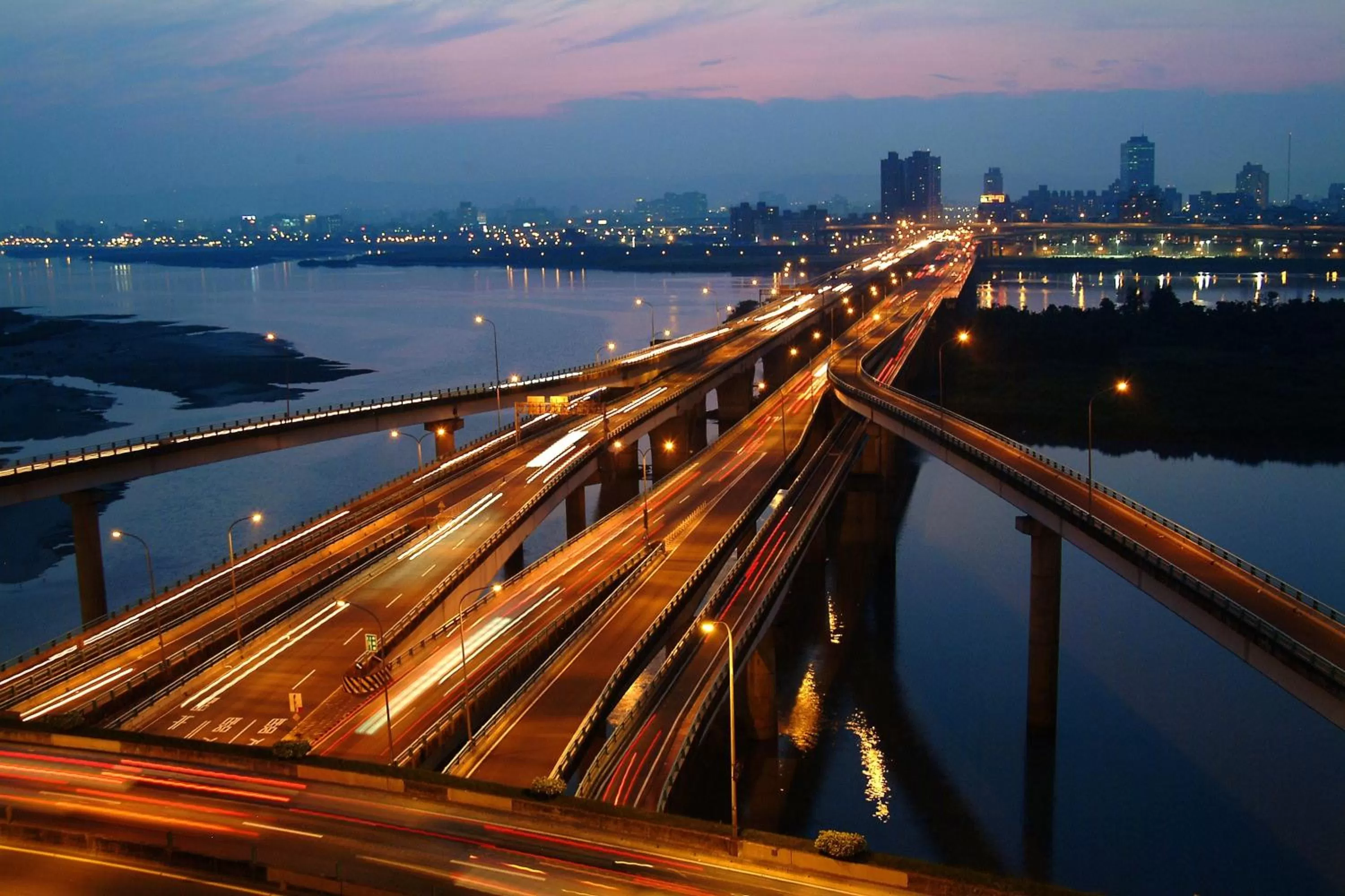 Night in Hotel Riverview Taipei