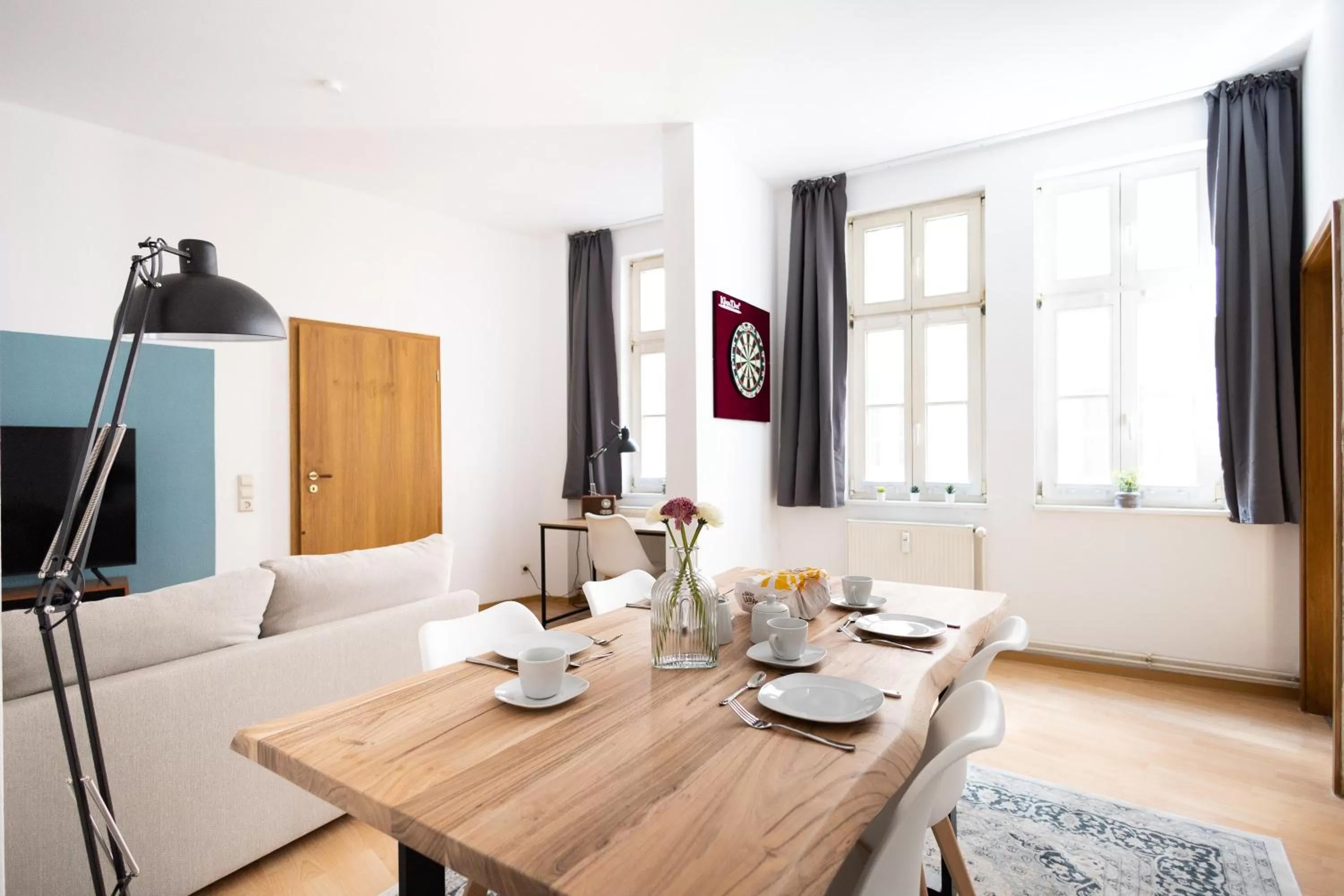 Dining Area in Ko-Living Space an der Oper - Street Art Design Apartments