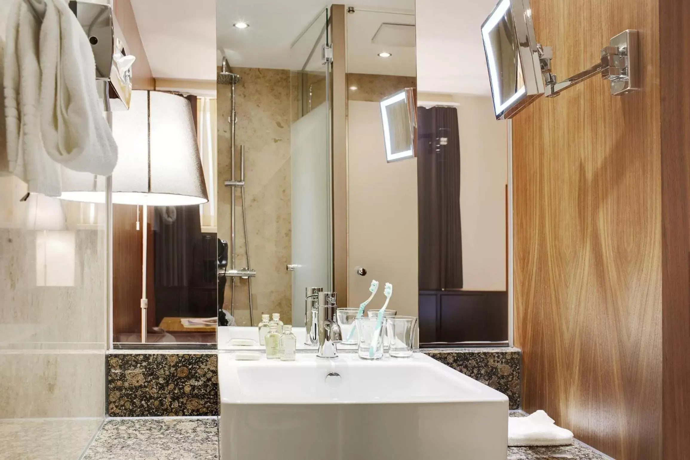 Family Room with 2 Bedrooms in Hotel du Commerce Family Room with 2 Bedrooms in Hotel du Commerce