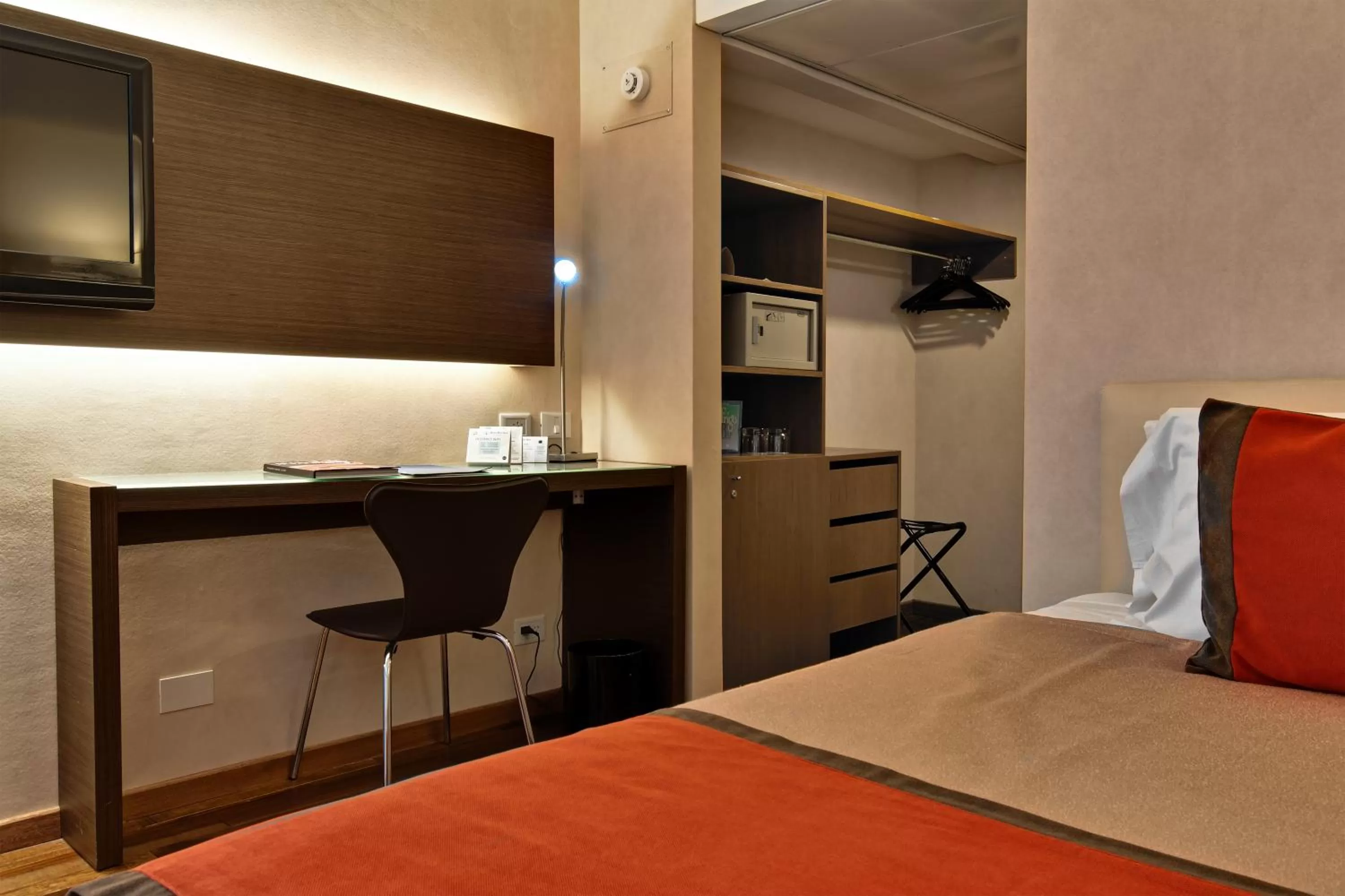 Photo of the whole room, Bed in Regente Palace Hotel