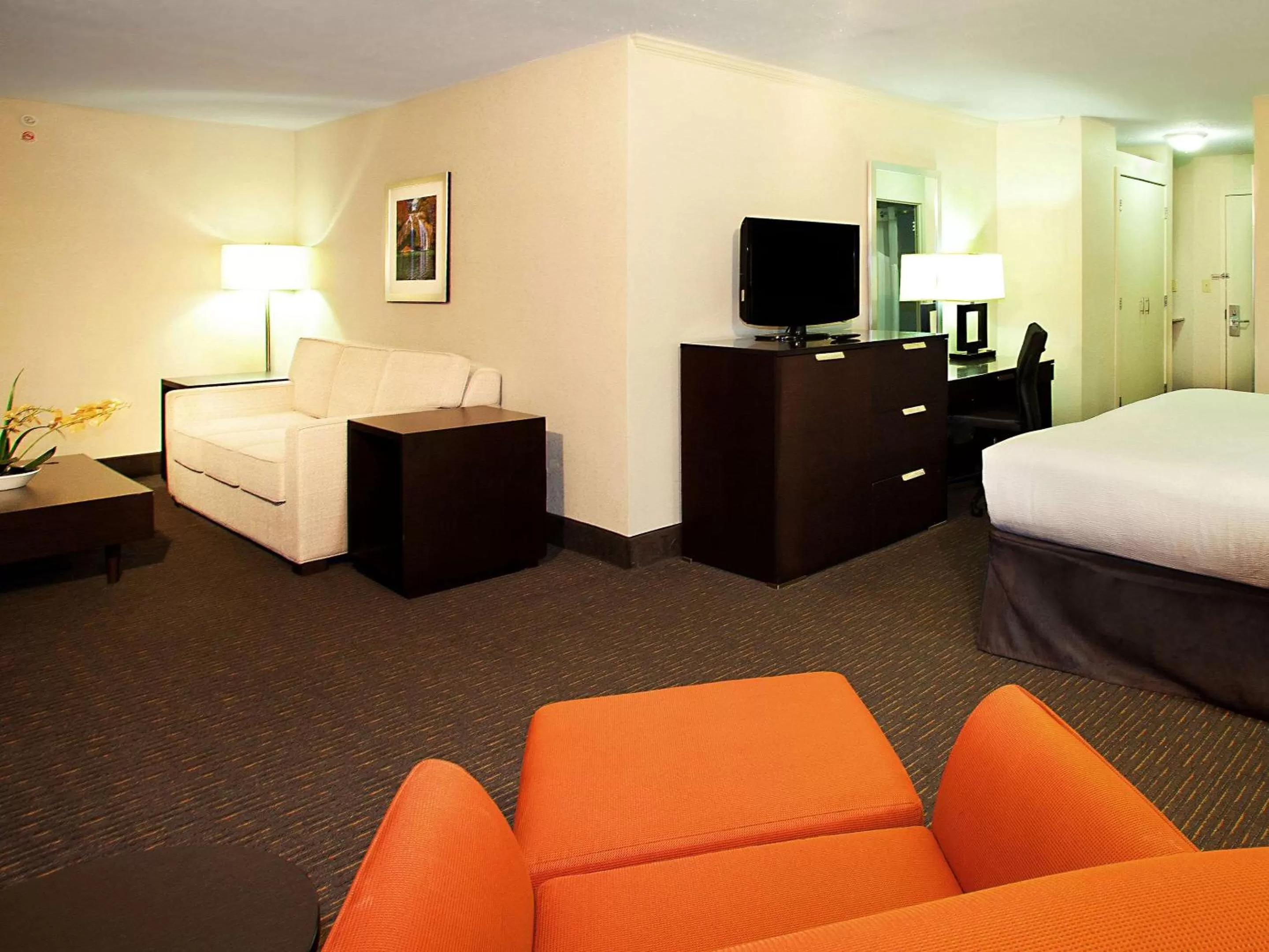 Photo of the whole room, Seating Area in 17 West Hotel, Ascend Hotel Collection