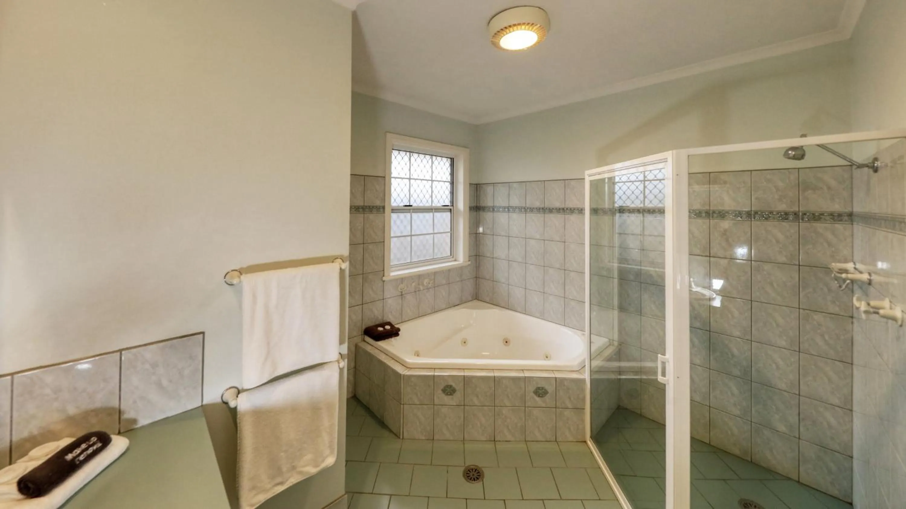 Spa and wellness centre/facilities in Charles Rasp Motor Inn & Cottages