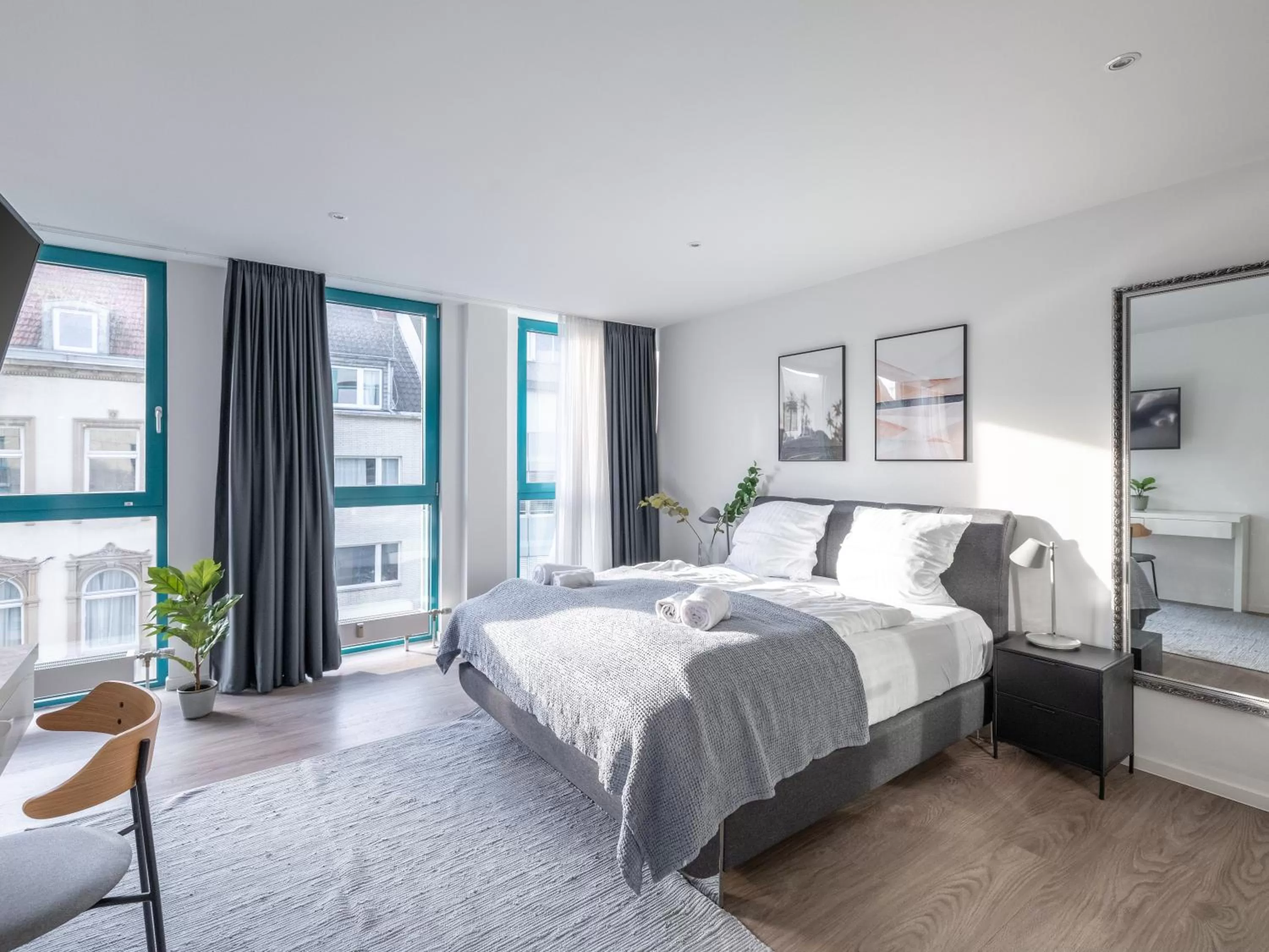 Business Suite L with Street view in Limehome Köln Friesenplatz - Digital Access