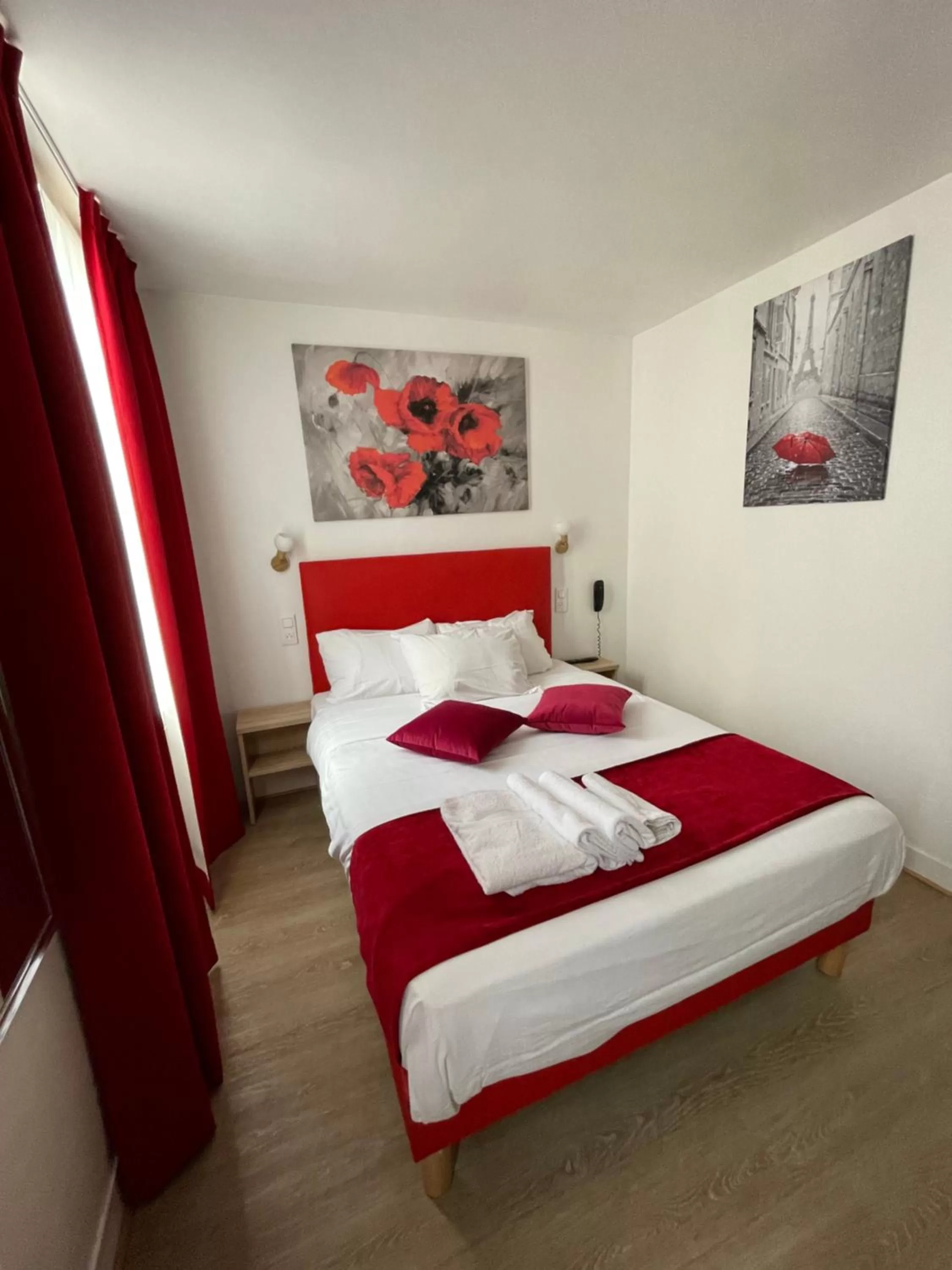 Bed in Hôtel de Bordeaux