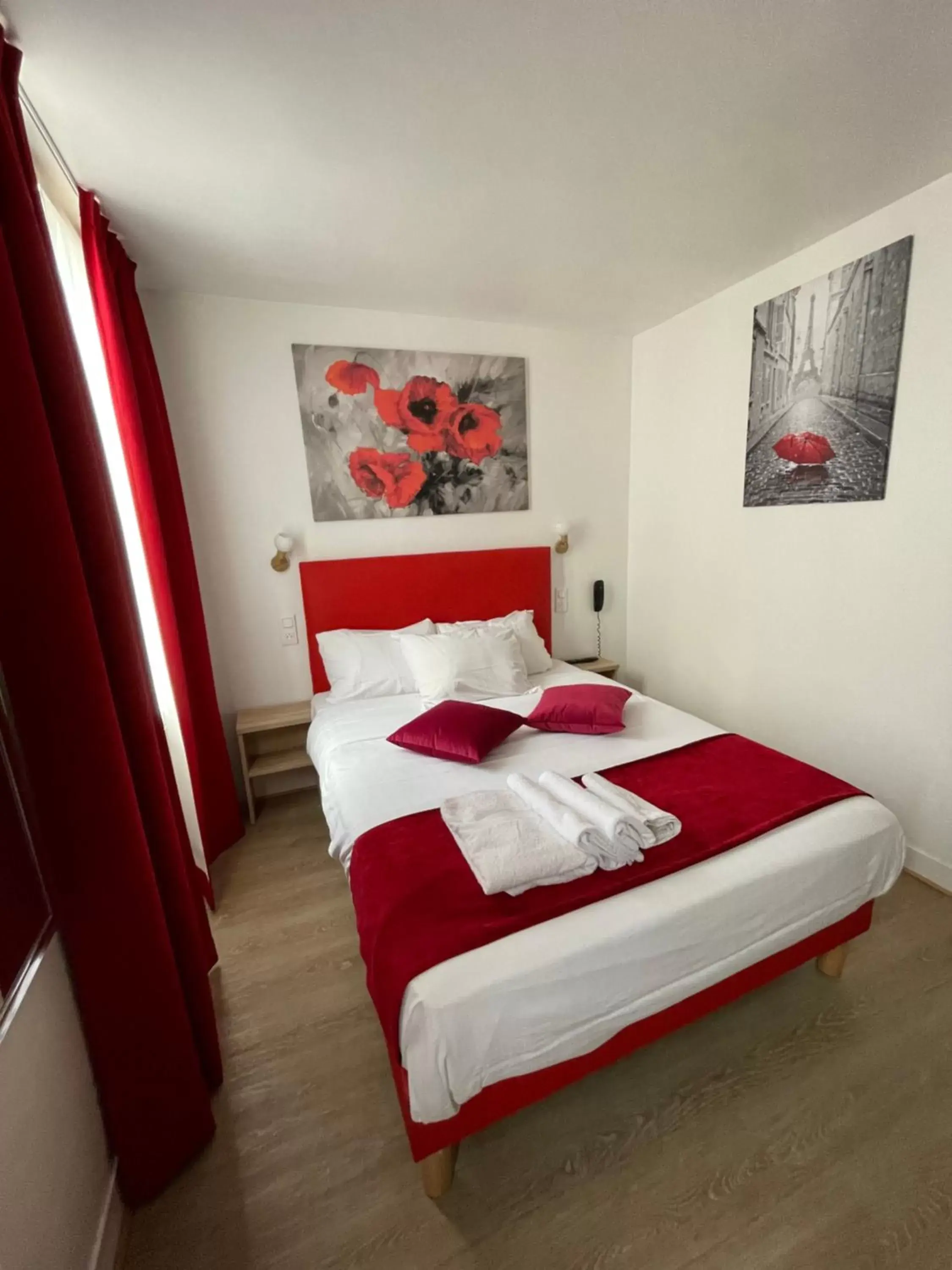 Superior Double Room with Bath in Hôtel de Bordeaux Superior Double Room with Bath in Hôtel de Bordeaux