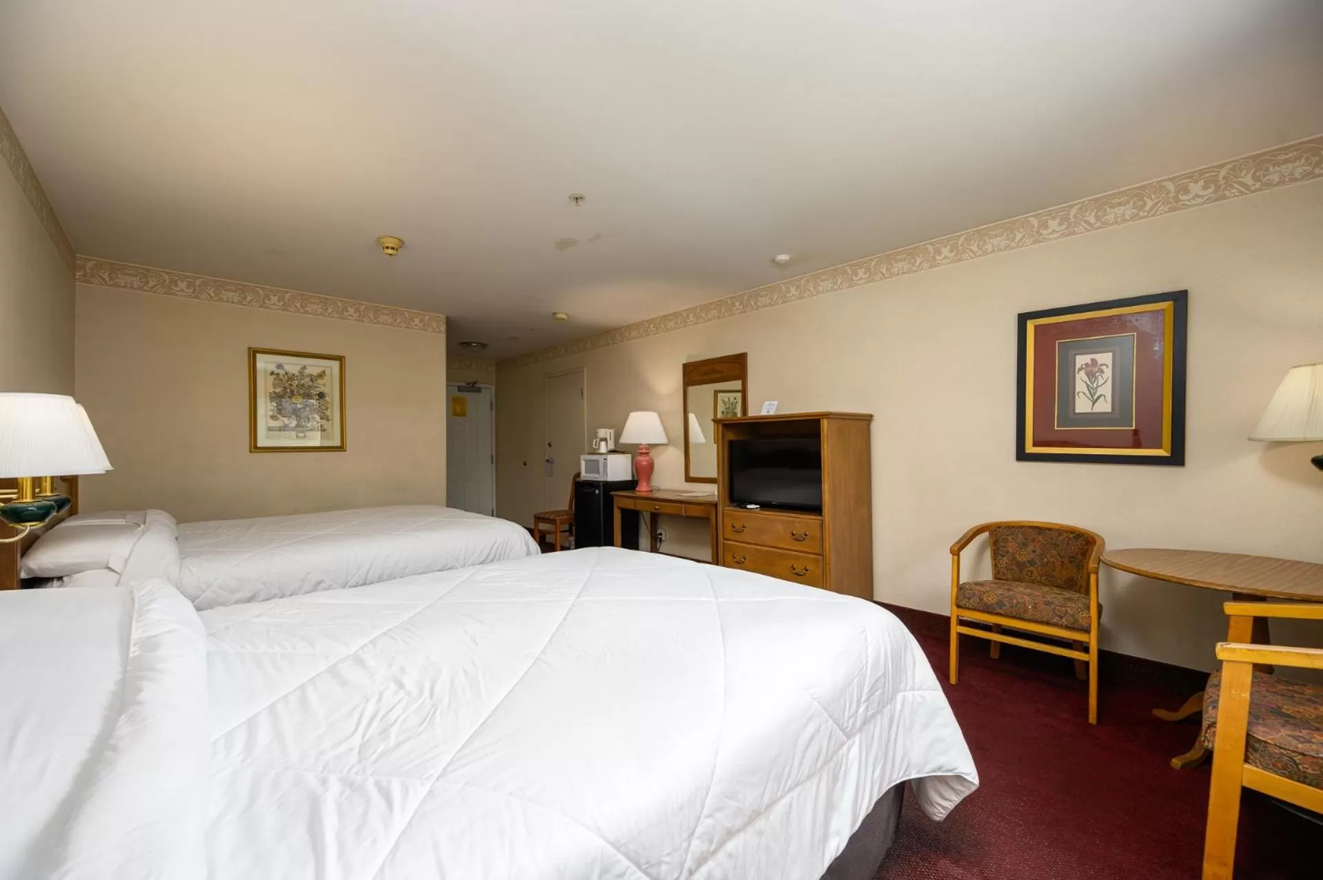 Bed in Three Rivers Inn Sedro Woolley
