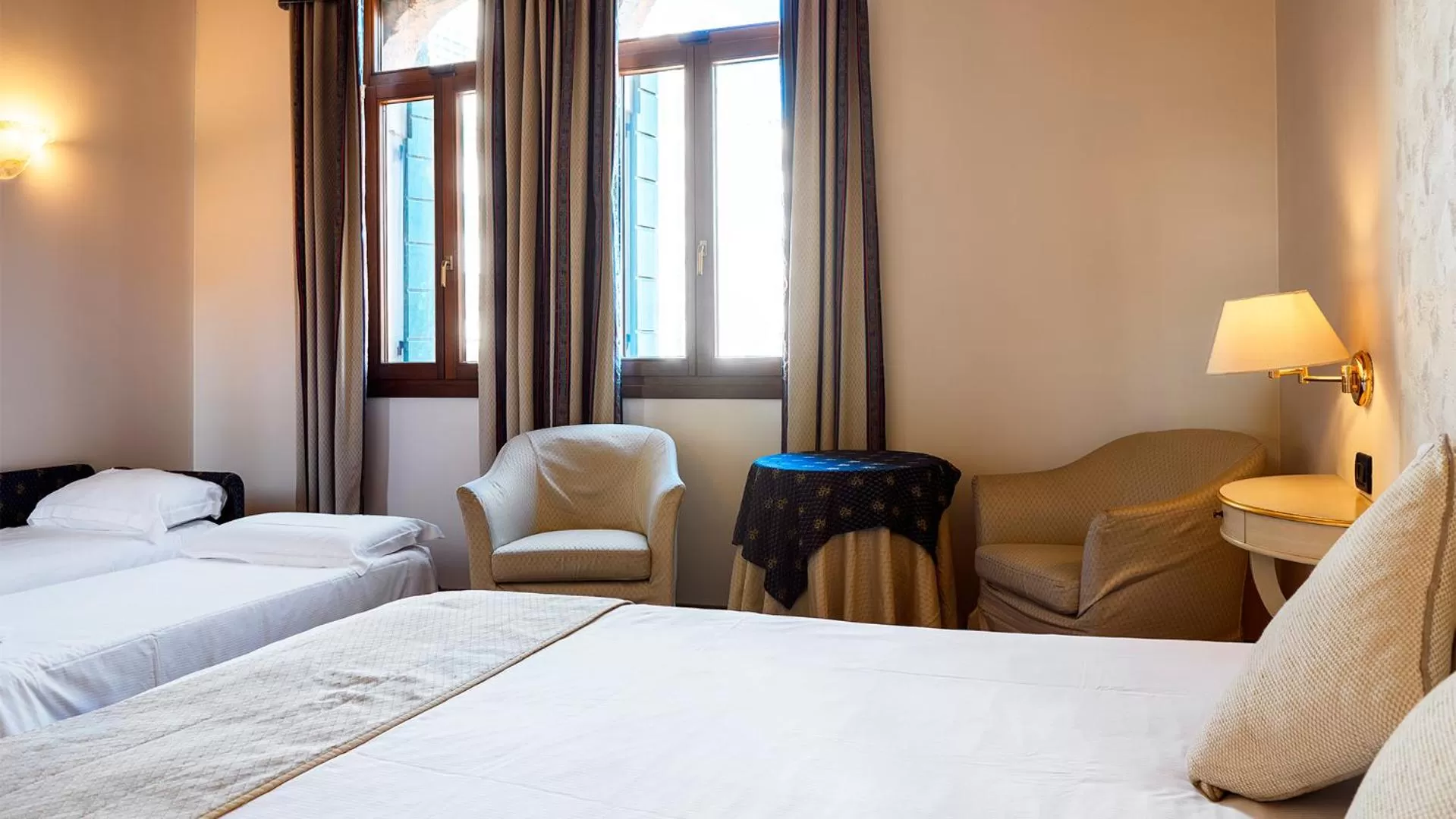 Photo of the whole room, Bed in Cà Doge