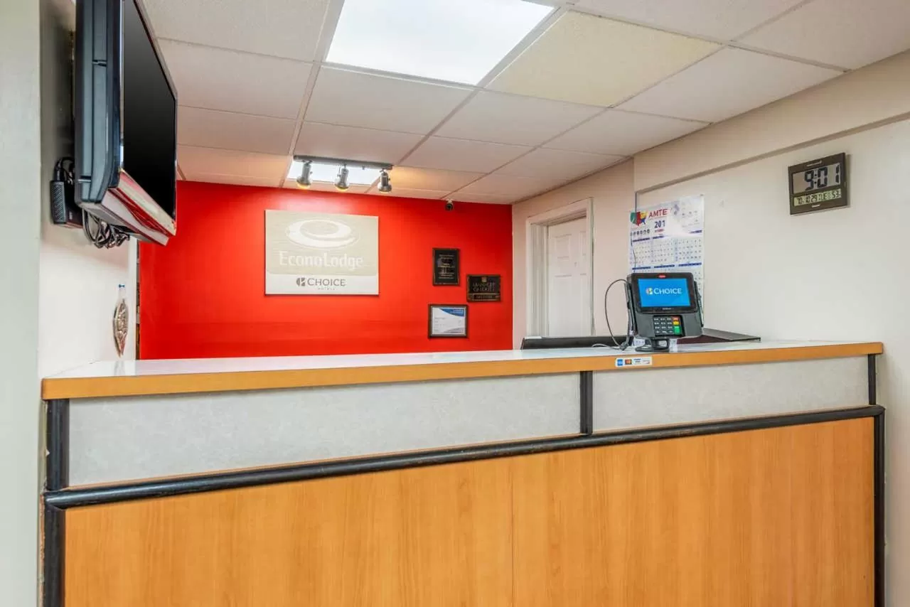 Lobby/Reception in Econo Lodge Franklin