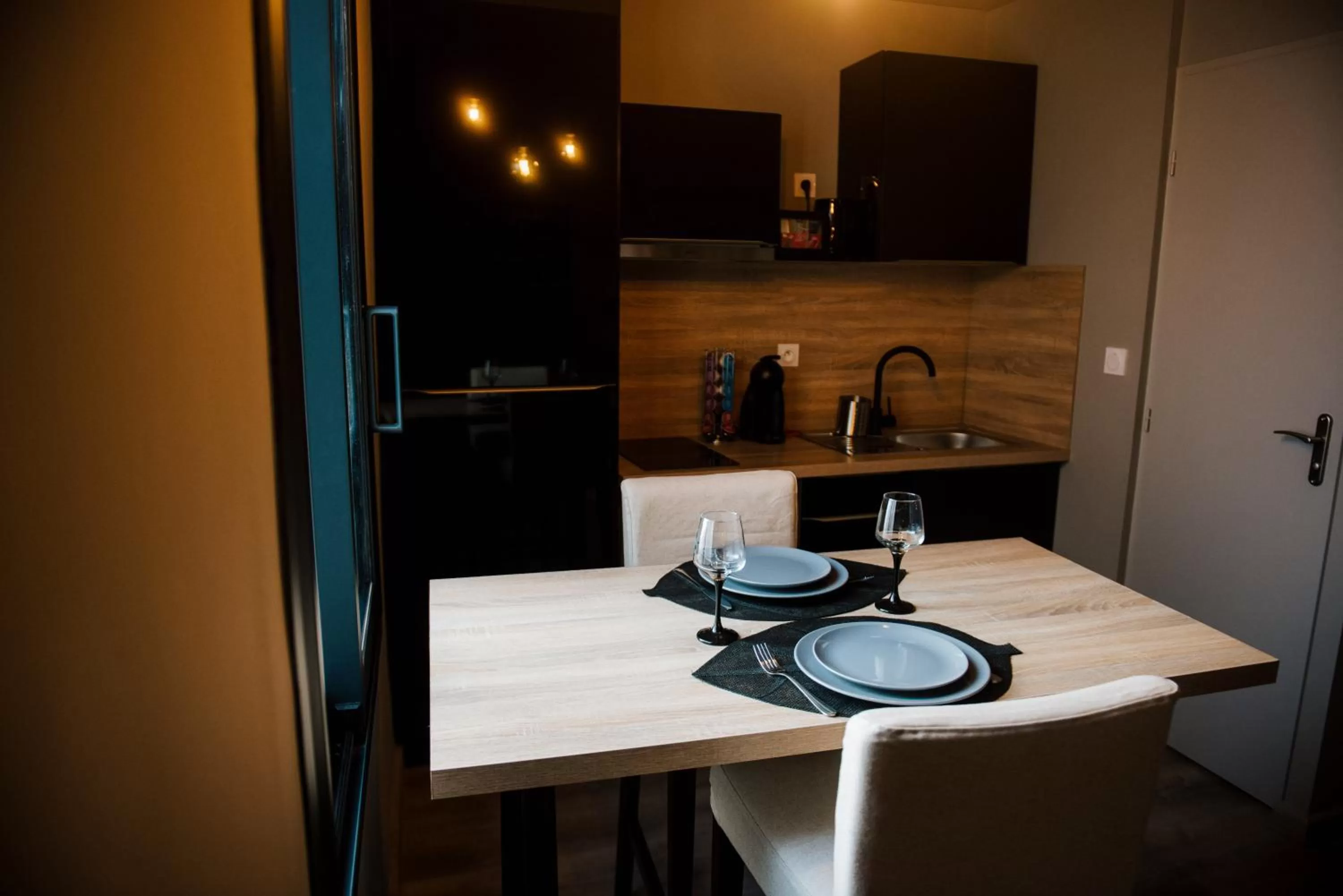 Kitchen or kitchenette in La Suite Romantique avec Jacuzzi au Cœur de Perpignan