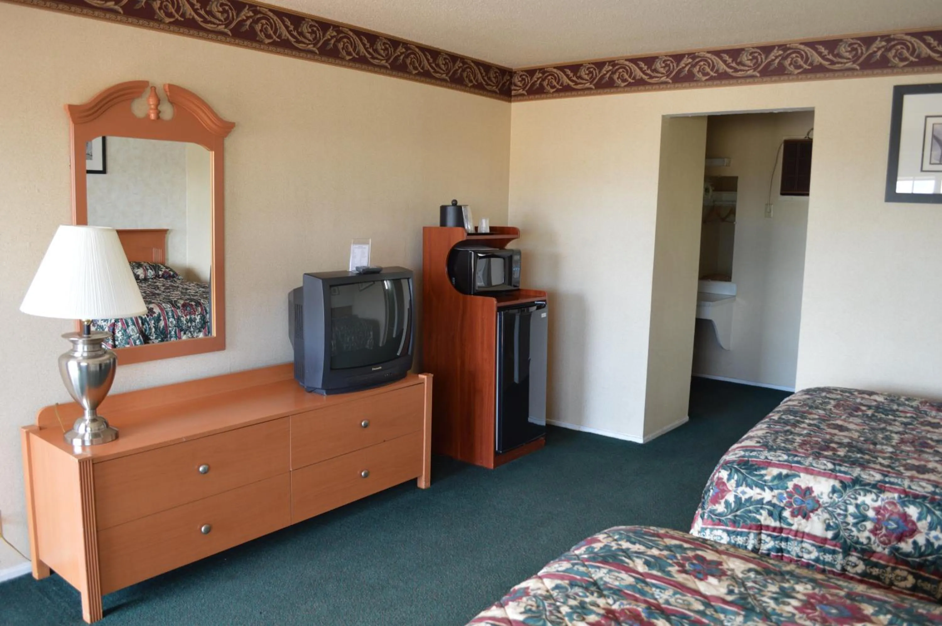 TV and multimedia, Bed in Gateway Inn Fairfield