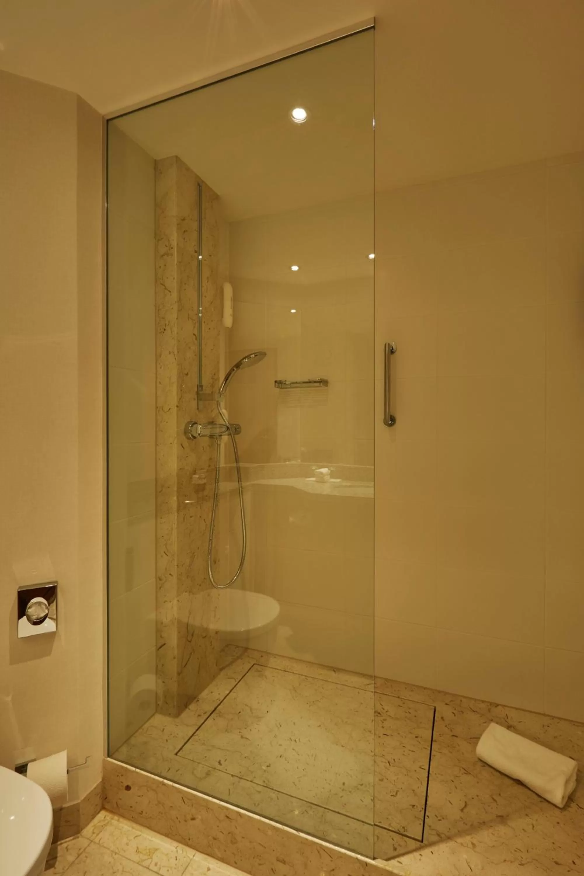 Bathroom in H4 Hotel Hannover Messe, Trademark Collection by Wyndham