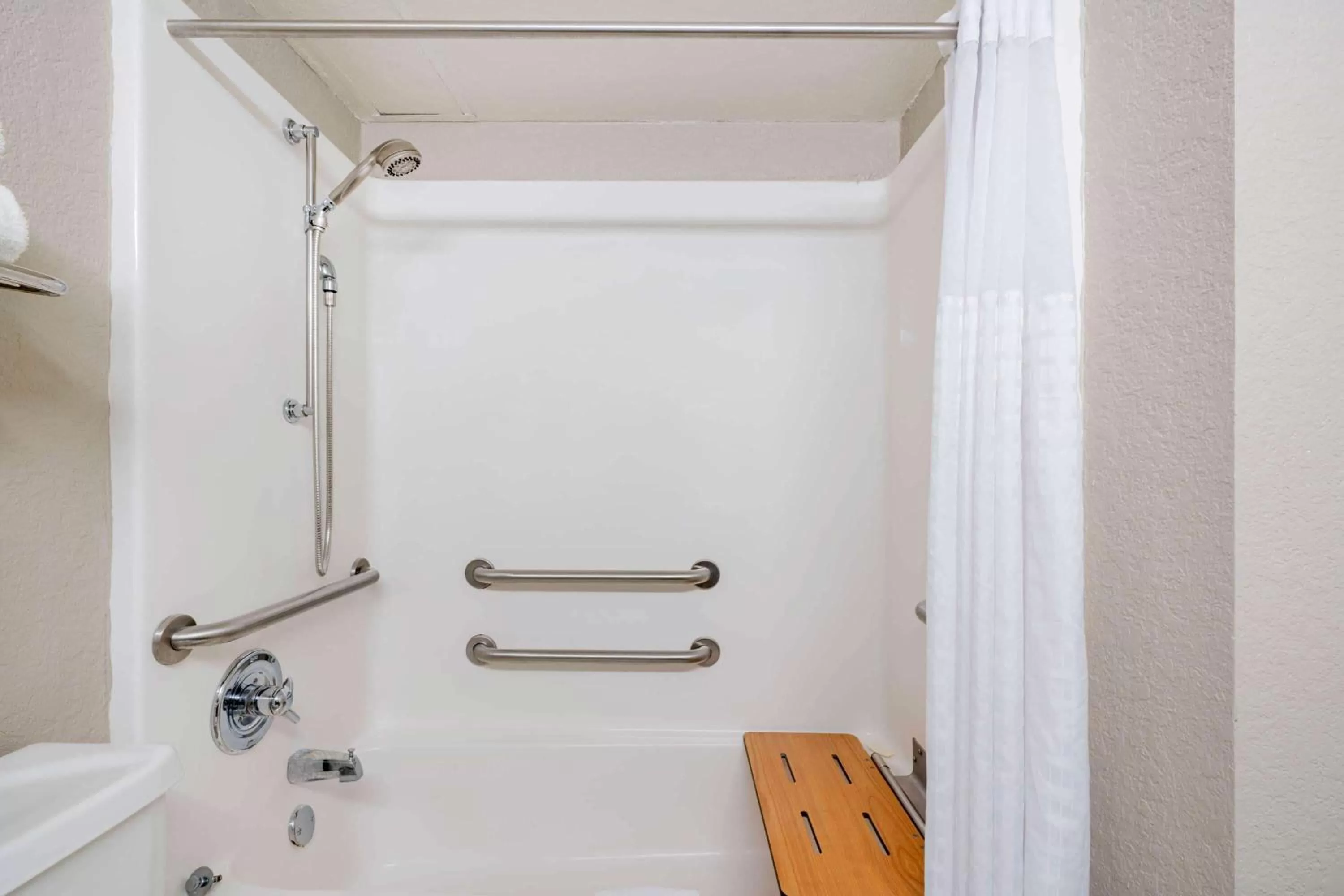 Bathroom in La Quinta Inn by Wyndham El Dorado