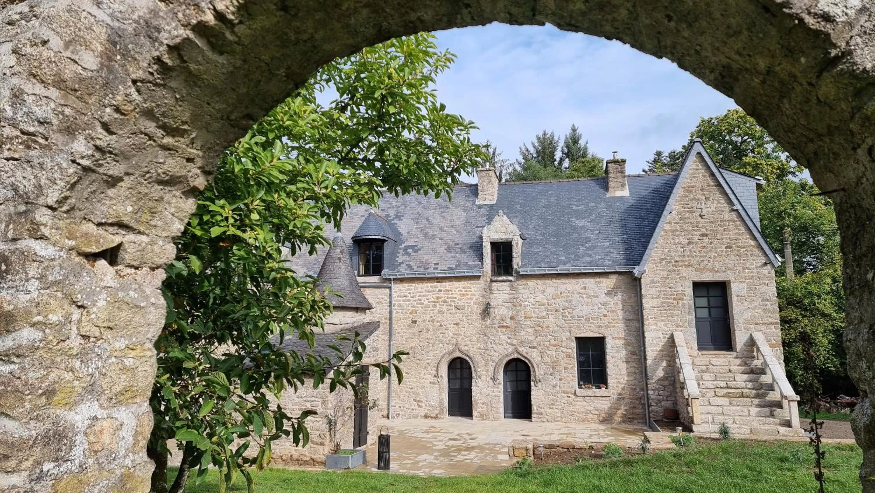 Day, Property Building in Le Manoir de Menglieu