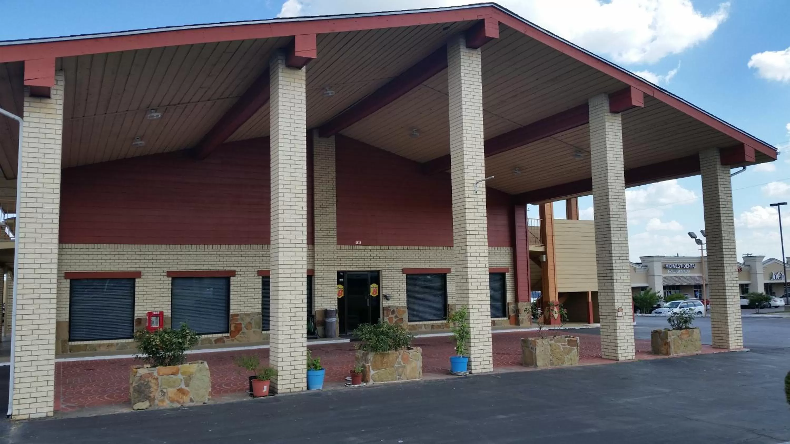 Facade/entrance in Super 8 by Wyndham Waco/Mall area TX