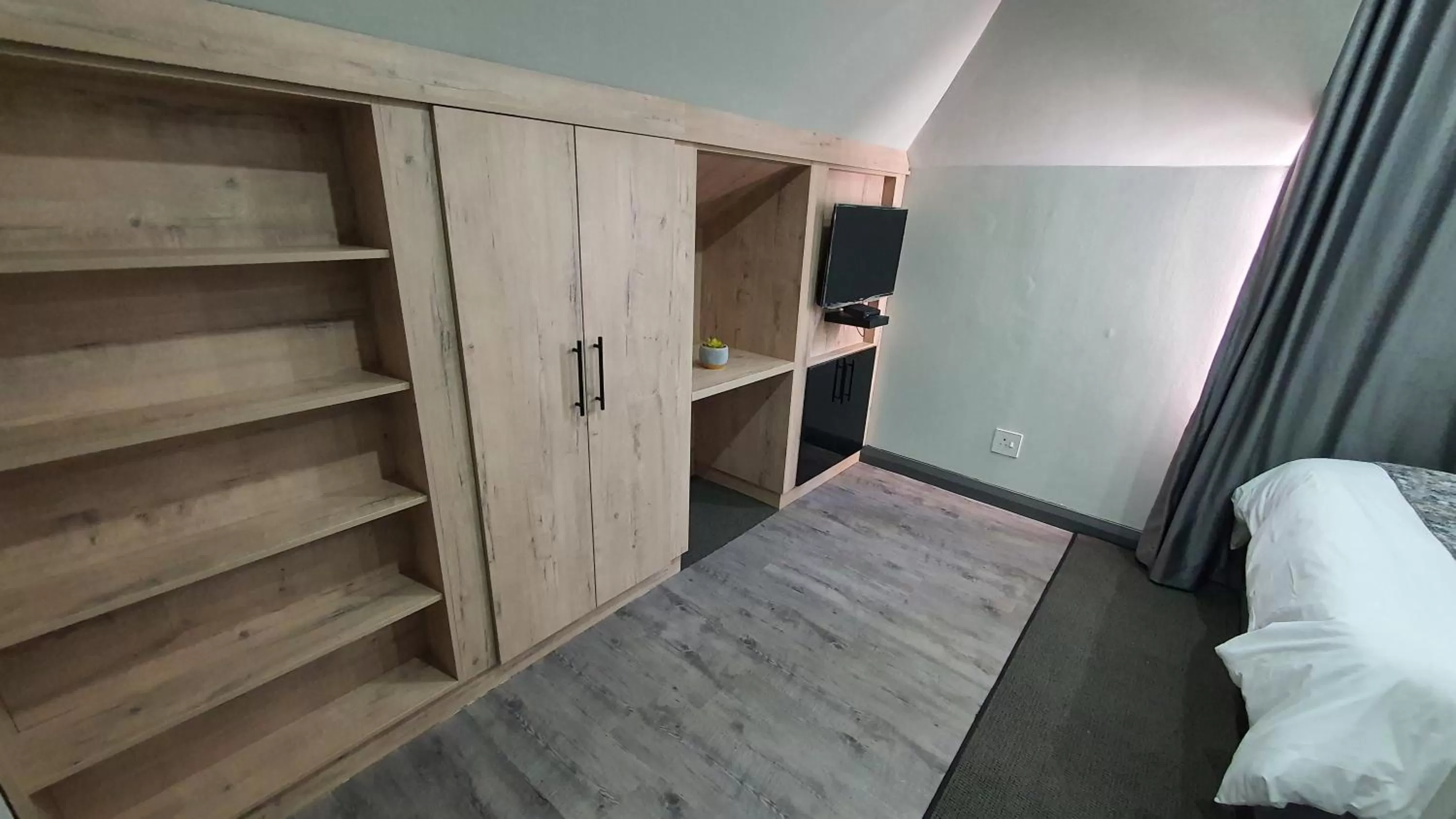 TV and multimedia, Bed in Luxe on Ridge Boutique Hotel