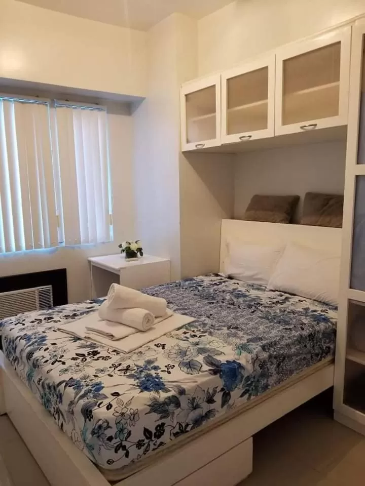 Bed in Sea Residences Homey Condo by DNJ