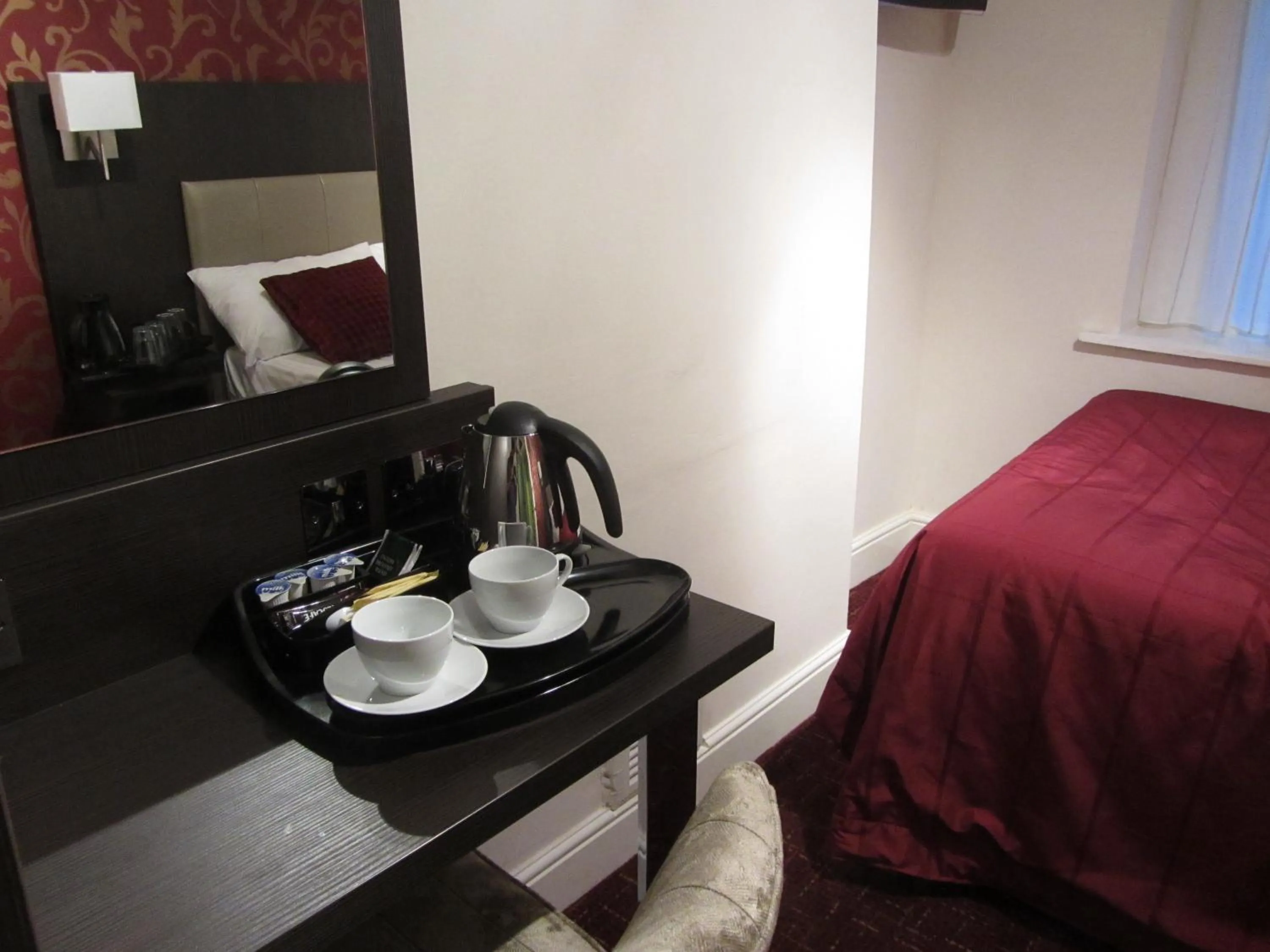 Coffee/tea facilities, Bed in Goodwood Hotel