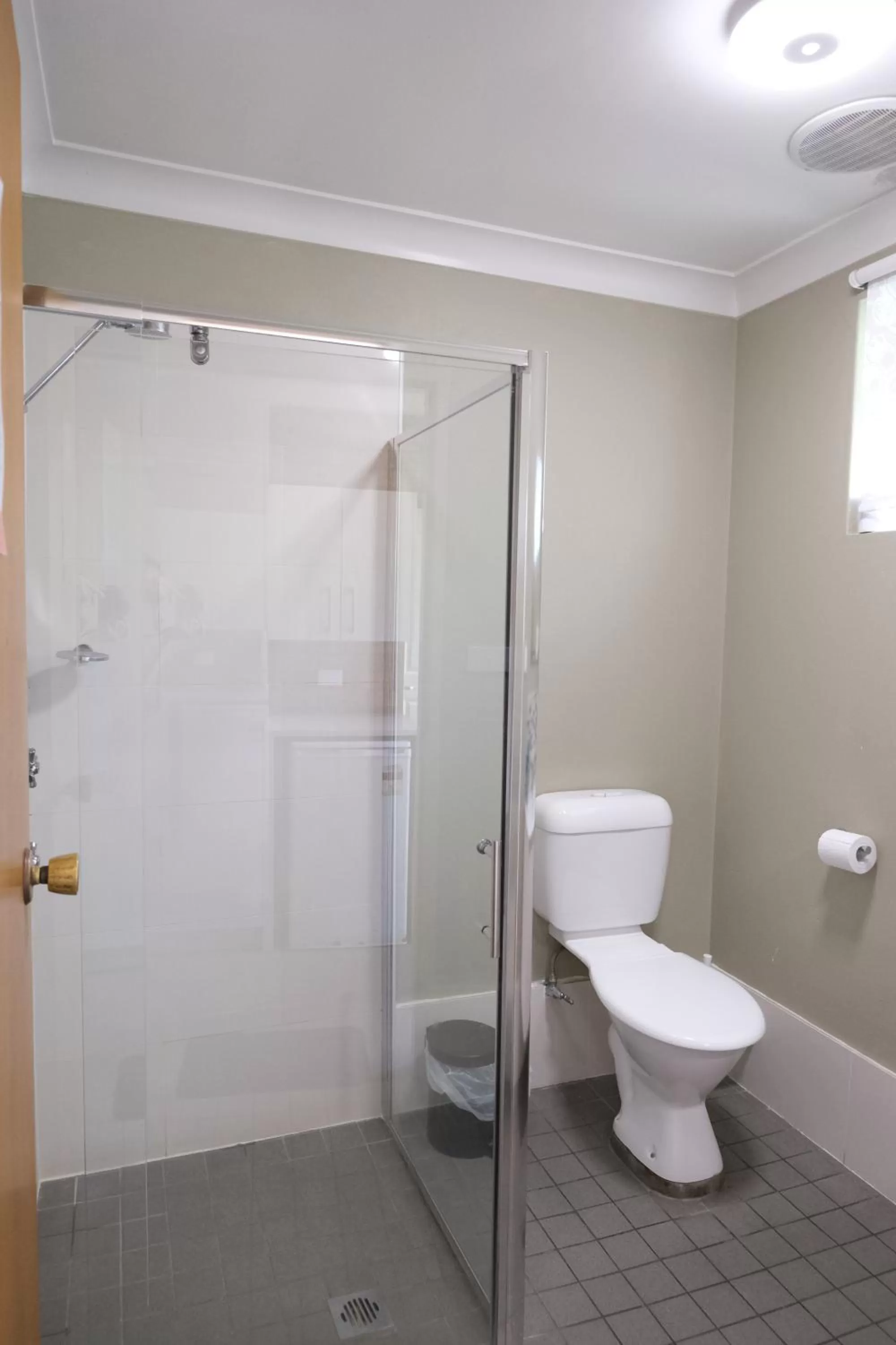 Shower in Sapphire Palms Motel