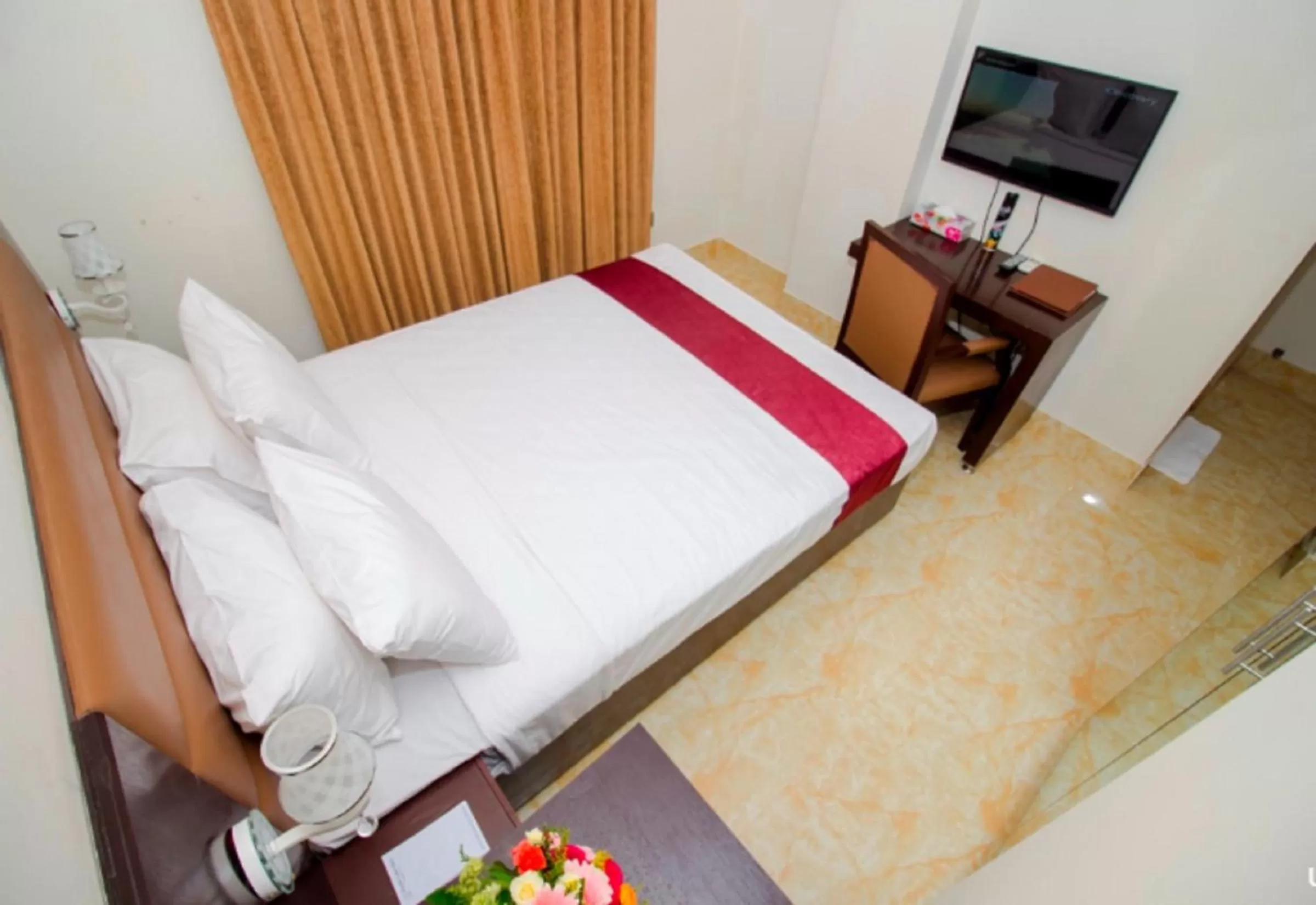 Bedroom, Bed in Hotel Gulshan Lake View