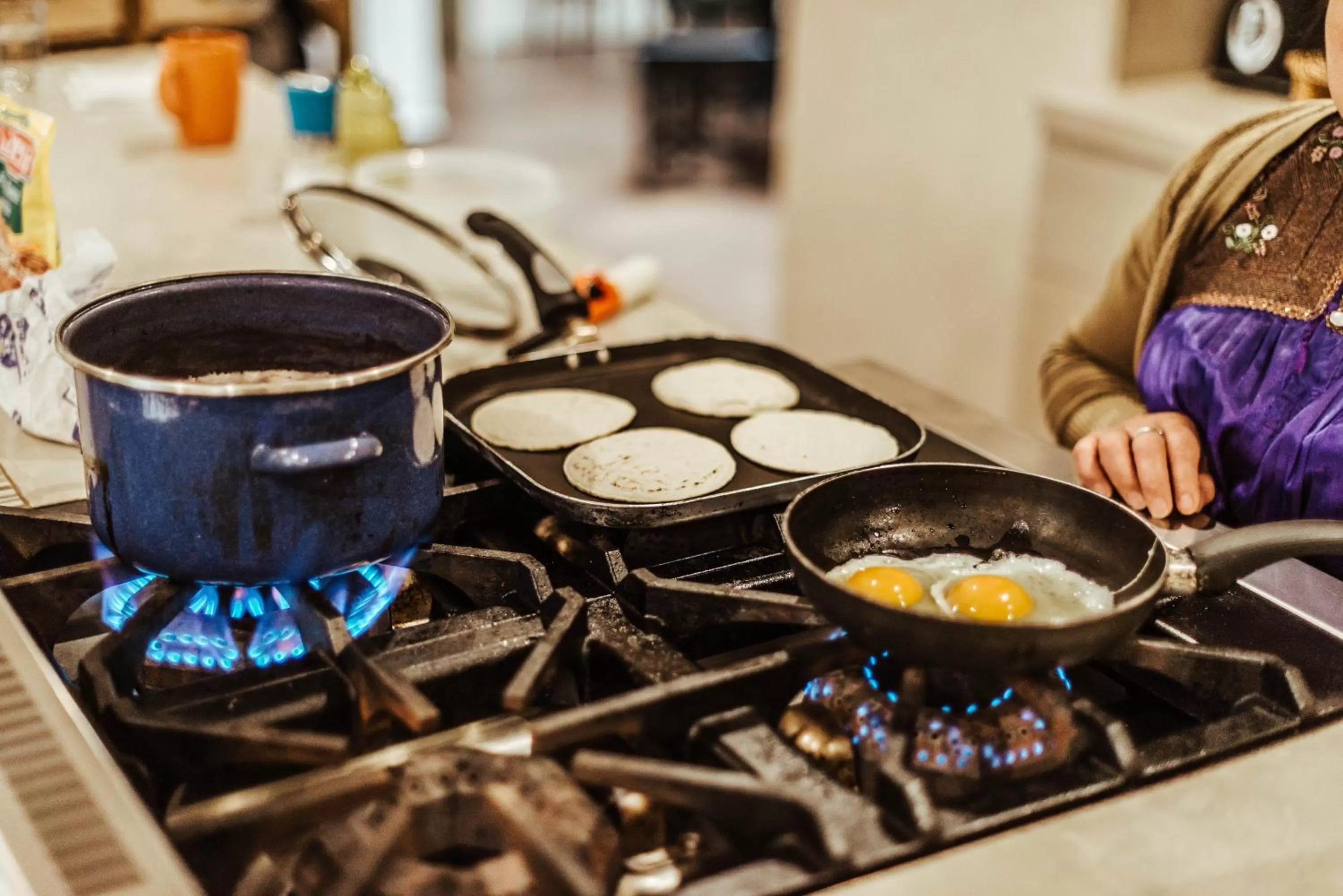 Breakfast, Kitchen/Kitchenette in Kotantik bed & breakfast