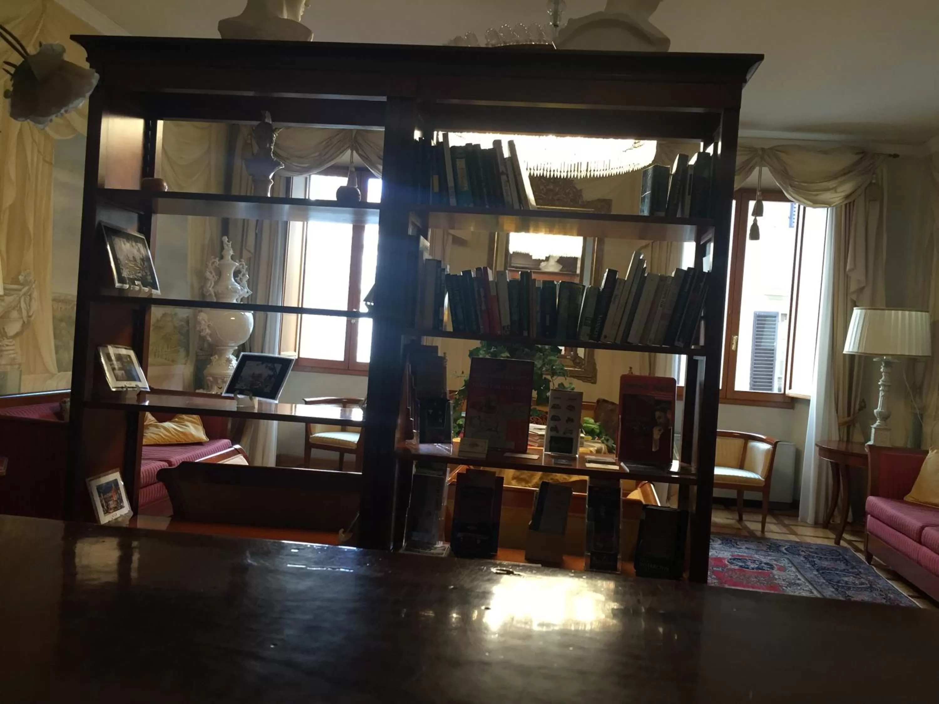 Library in Hotel Bigallo