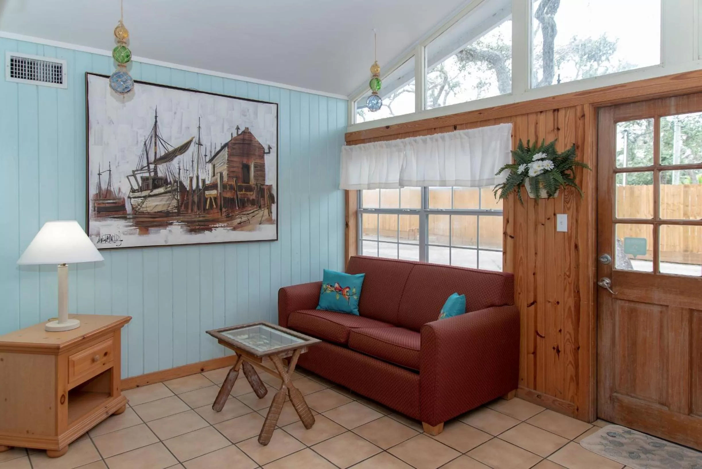 Communal lounge/ TV room in D&R Pelican Bay Resort