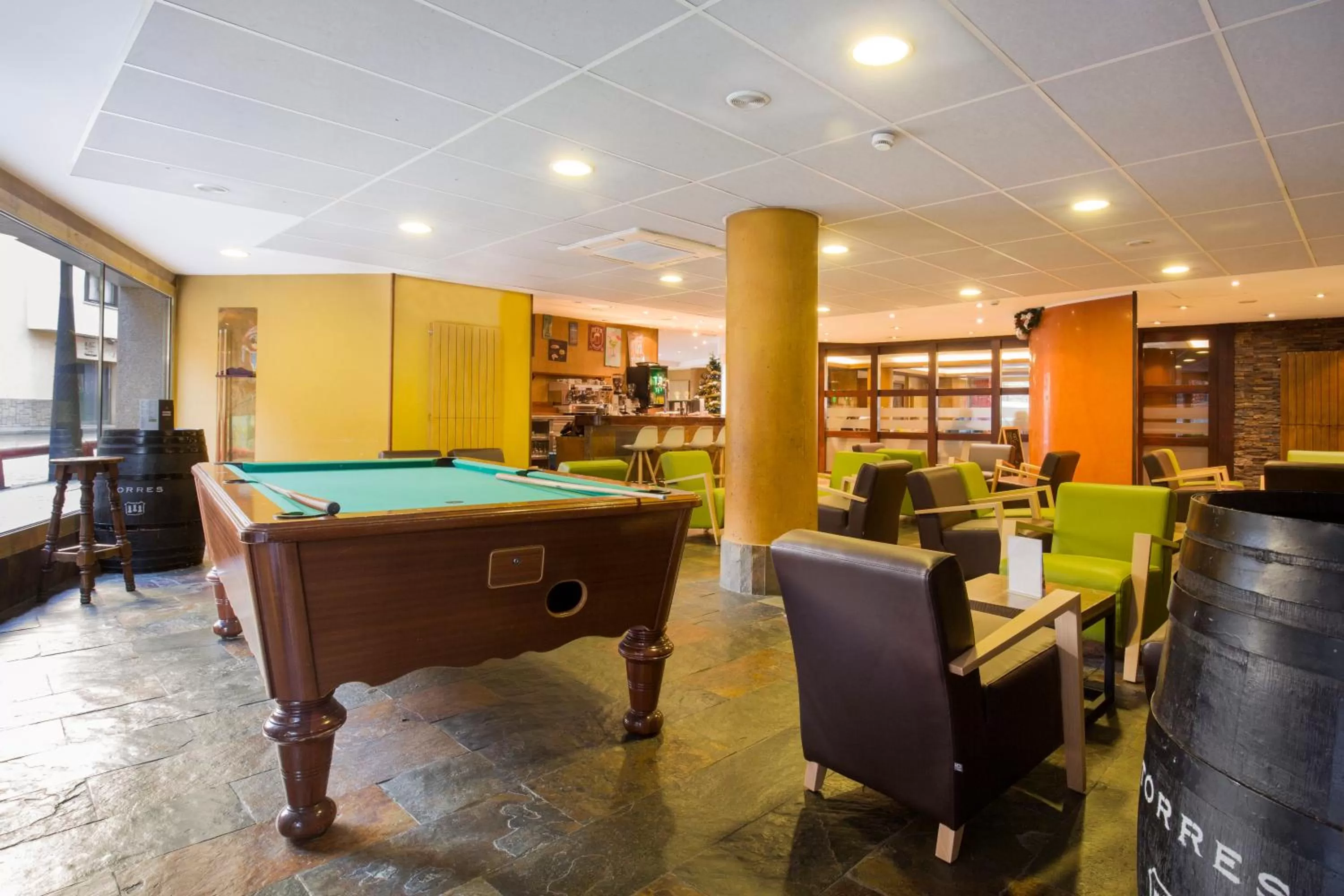 Communal lounge/ TV room in Hotel Màgic Ski by Nexta