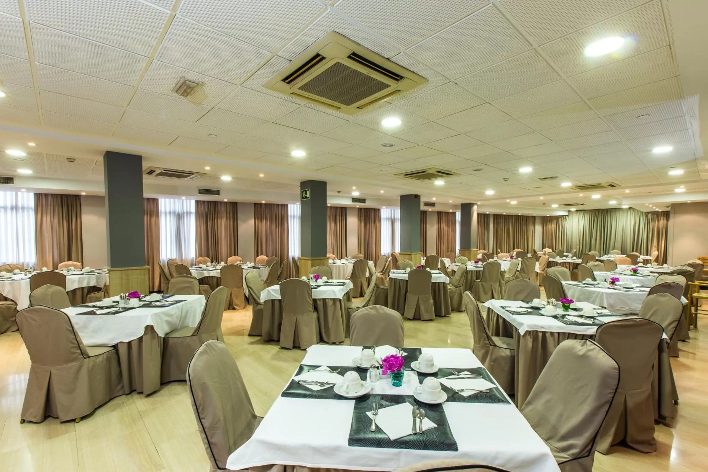 Restaurant/places to eat in Leonardo Hotel Granada