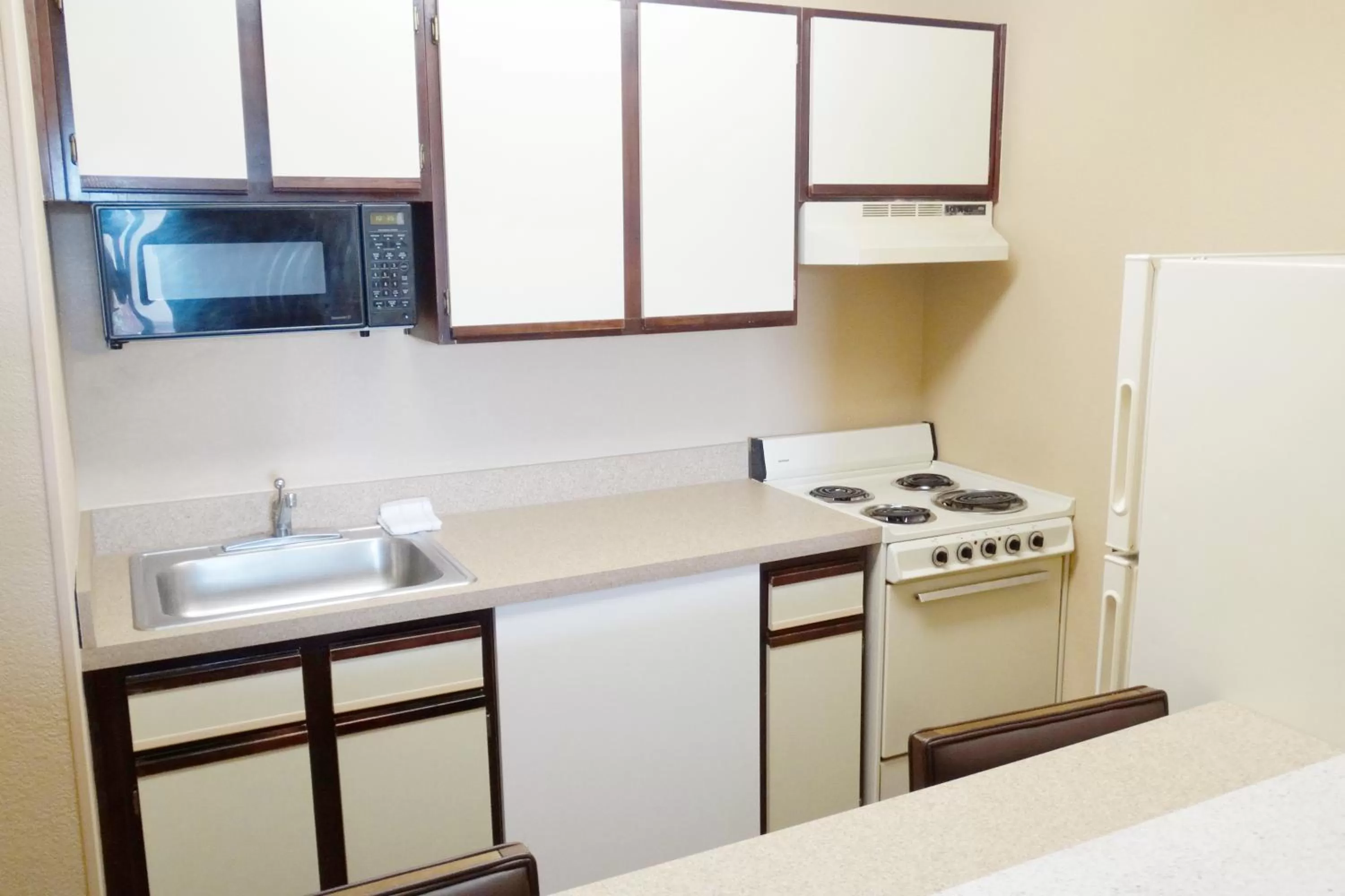 Kitchen or kitchenette in Extended Stay America Suites - Raleigh - North Raleigh - Wake Towne Dr