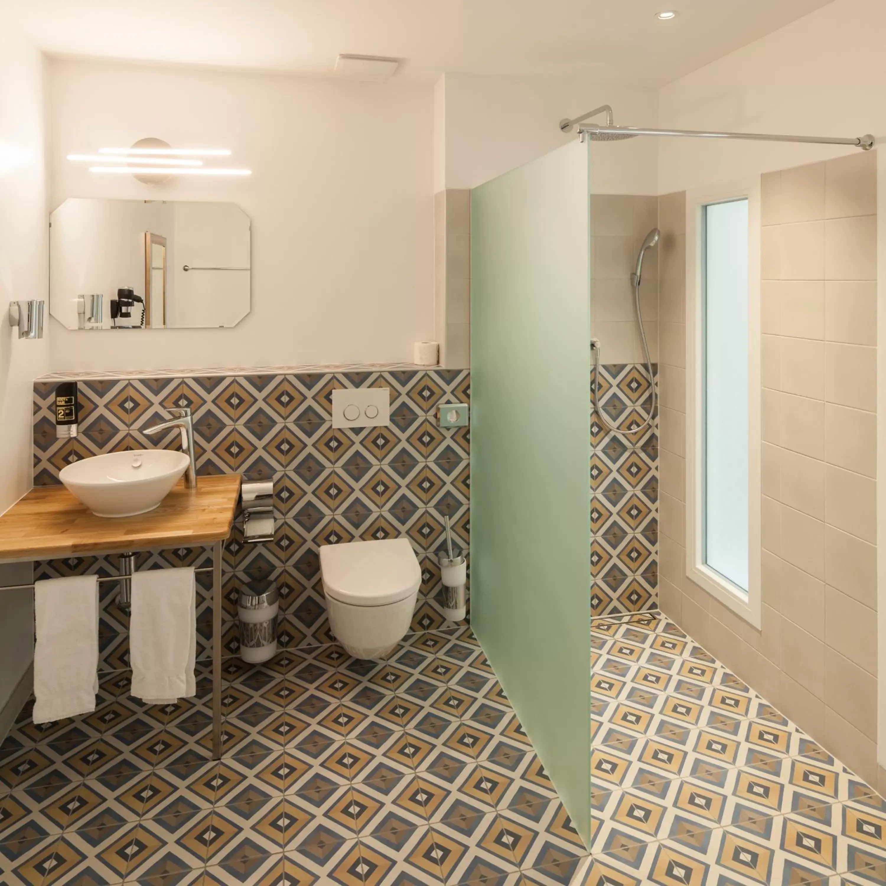 Double Room with Shared Bathroom in B&B Louis-Favre 21 Double Room with Shared Bathroom in B&B Louis-Favre 21