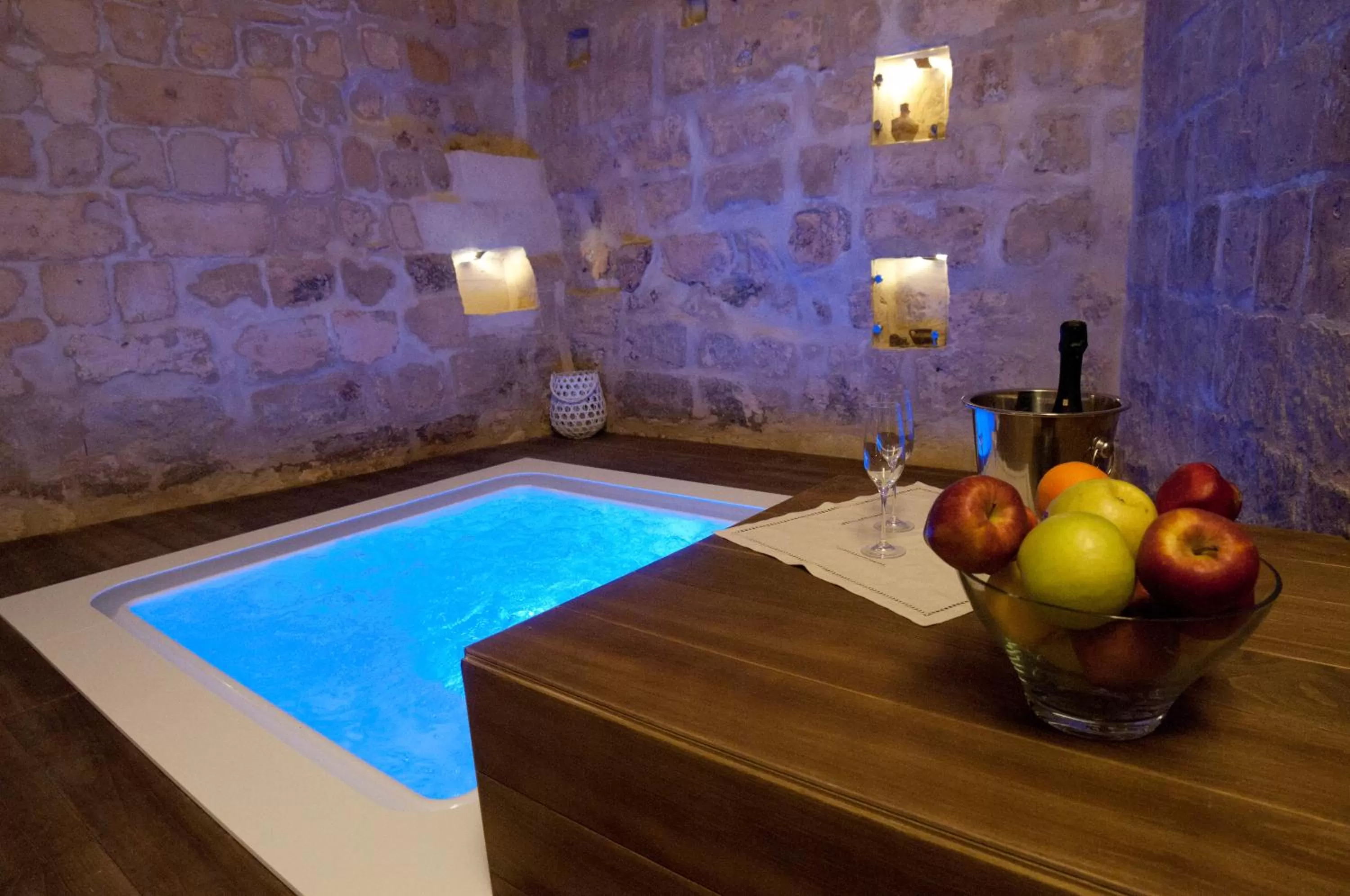 Swimming pool in Mata Suite