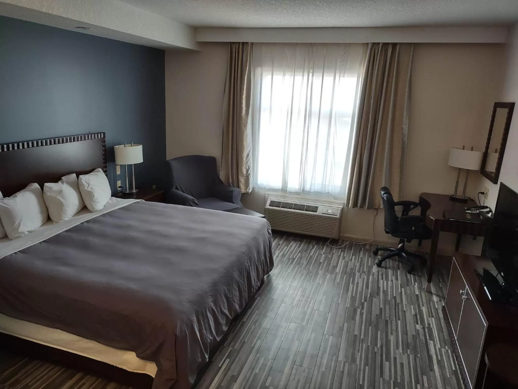 King Room in Days Inn & Suites by Wyndham Fort Saskatchewan