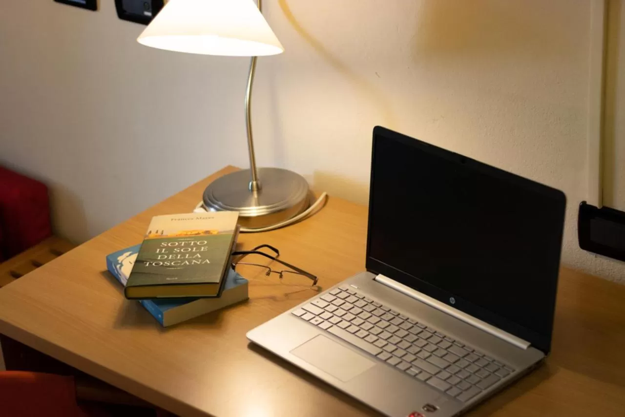 TV and multimedia, TV/Entertainment Center in Accanto Al Centro B&B