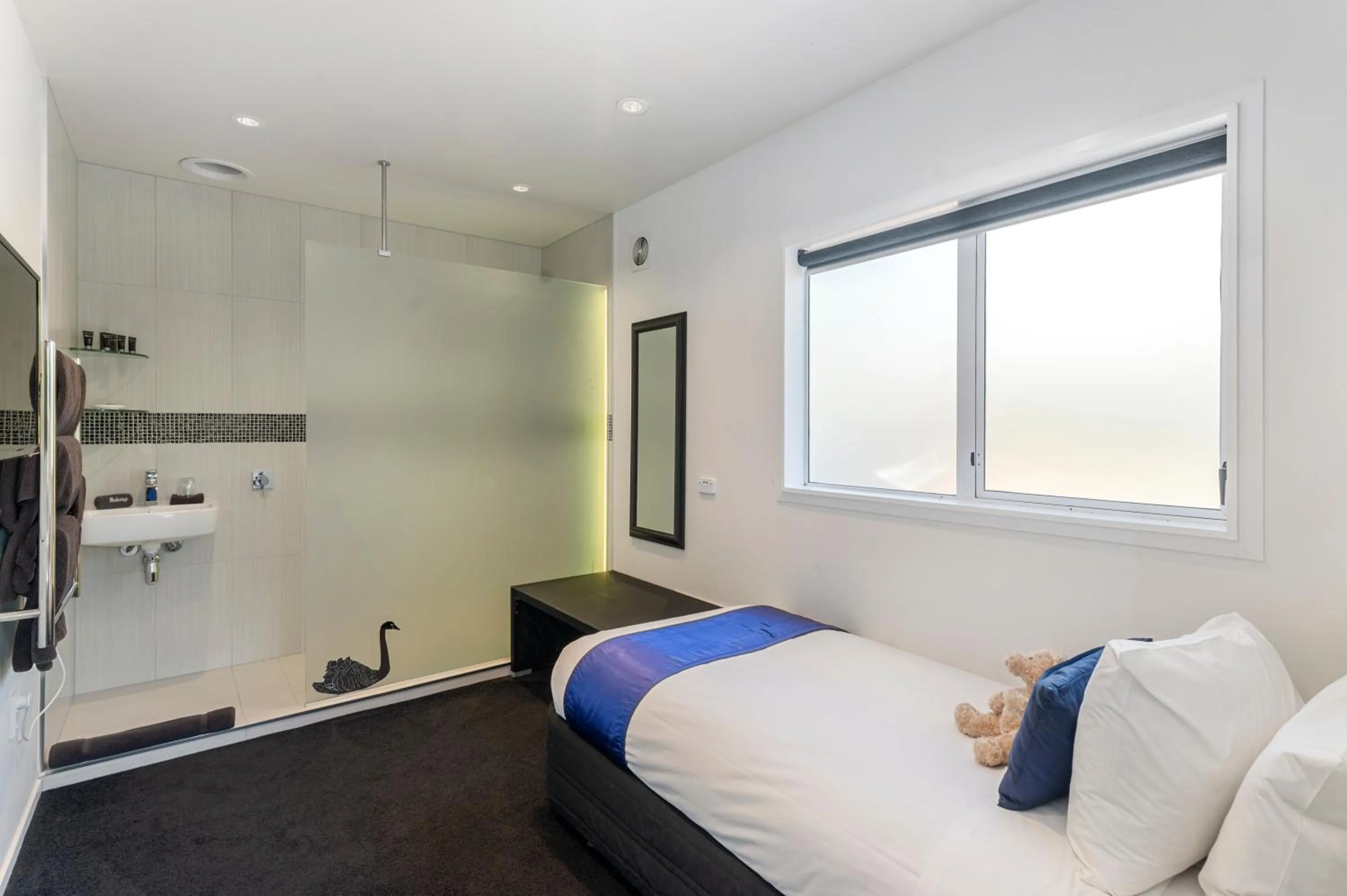 Bed in Black Swan Lakeside Boutique Hotel