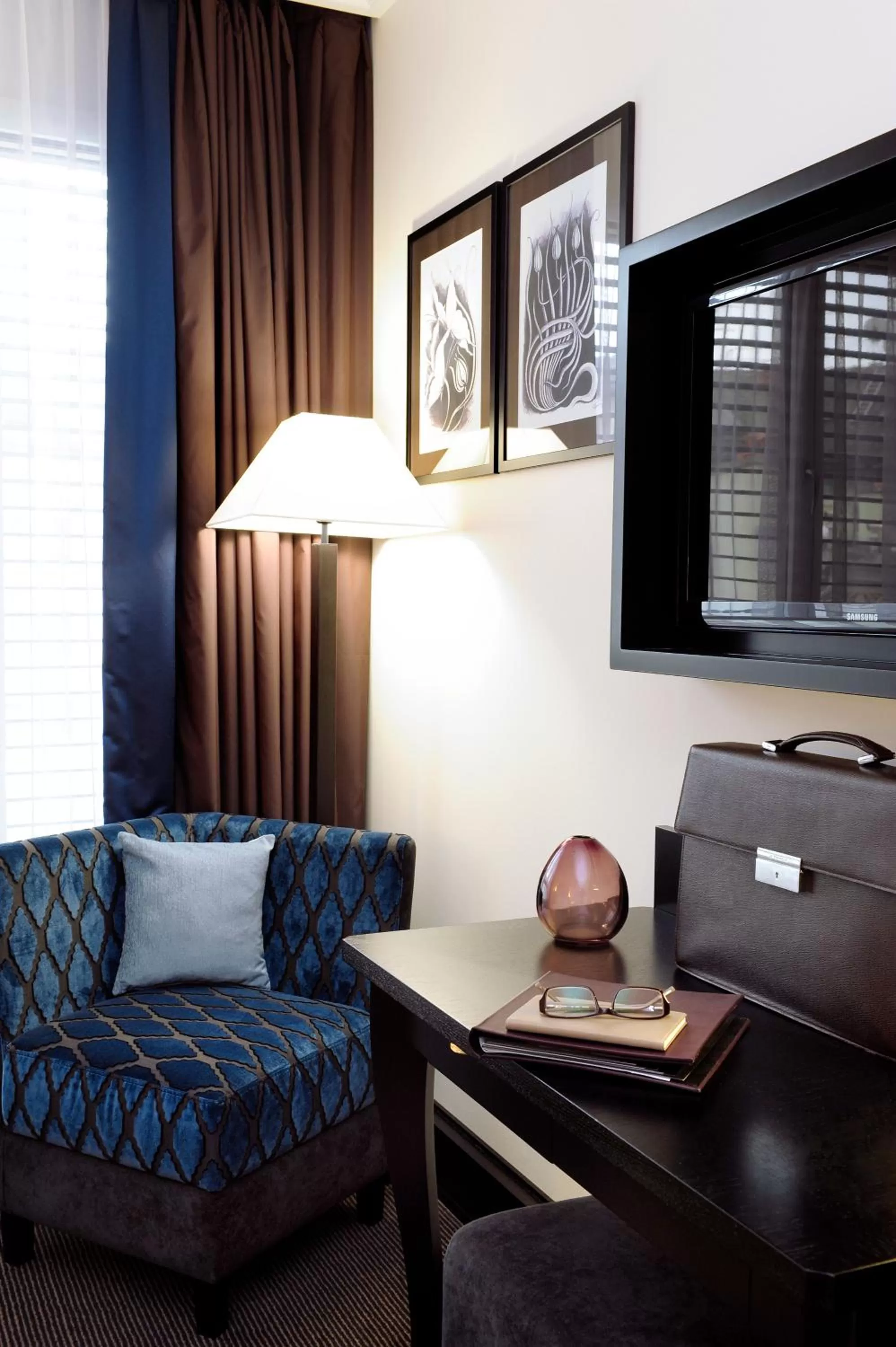 Seating area in Hôtel Tiffany by Fassbind